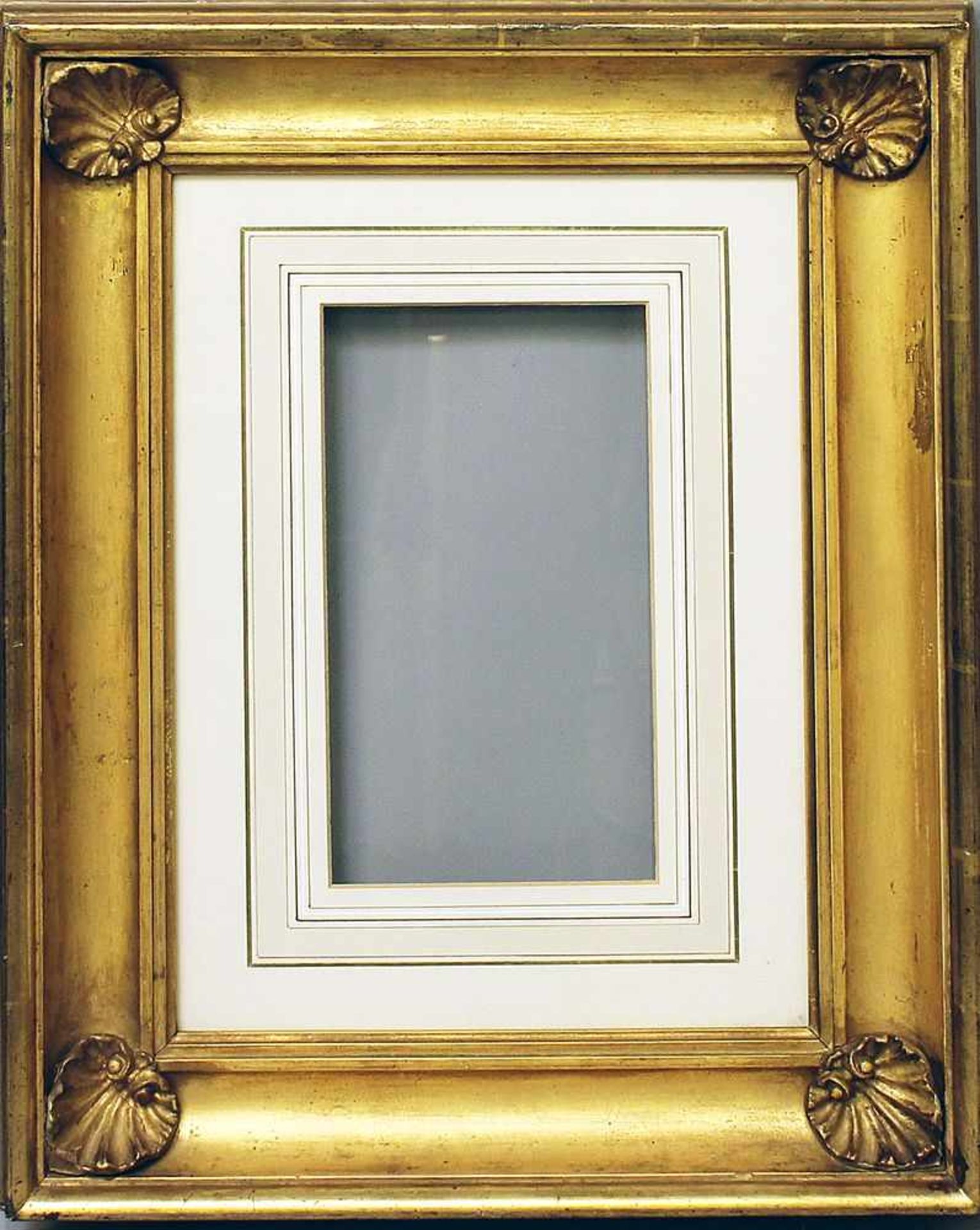 Hohlkehl-Rahmen (19. Jh.).Holz und Stuck, goldgefasst, Ecken mit plastischem Blattdekor, Glas und
