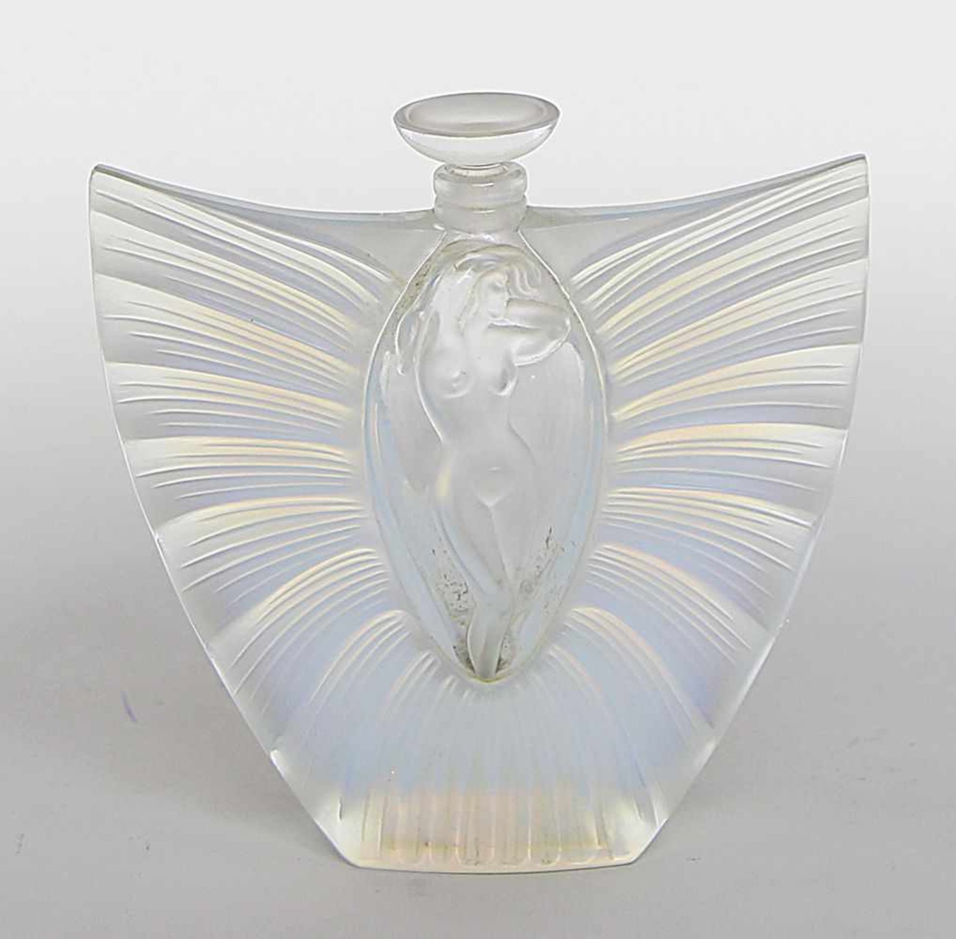 Parfumflakon mit Stopfen, Lalique.Opalisierendes, teils matt geätztes Kristall mit figürlichem