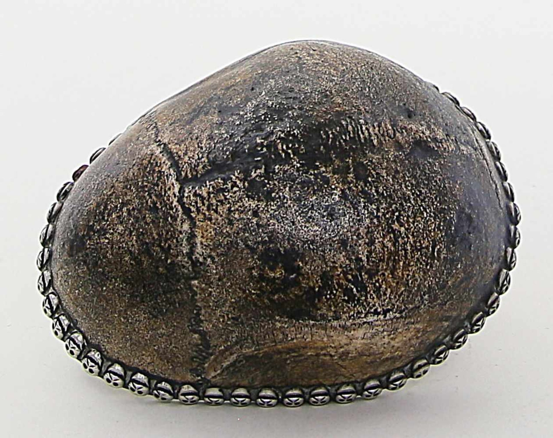 Opferschale - Kapala.Opfergefäß aus einer Schädelkalotte. Rand mit Totenschädeln (1x fehlend), im