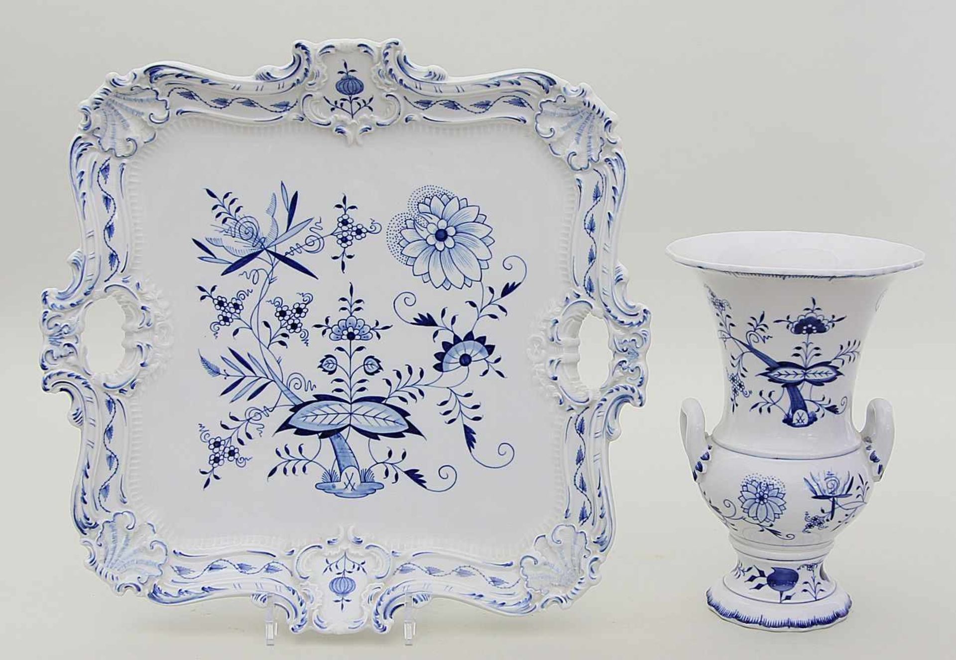 Vase und Tablett, Meissen.Blaues Zwiebelmuster. Schwertermarke Meissen, 20. Jh. 2. Wahl. H. 26