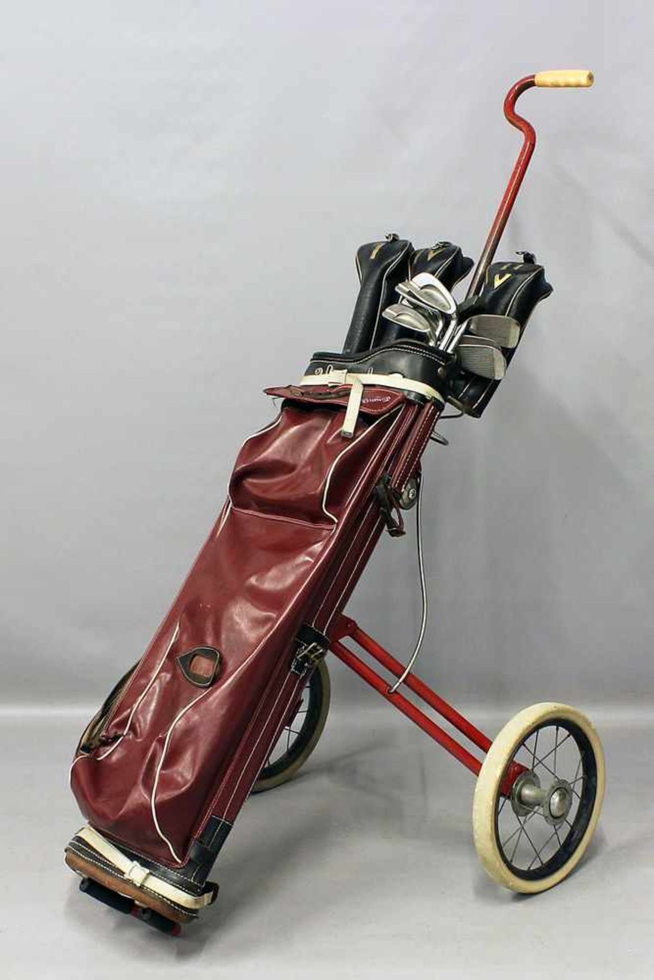 Golf-Caddy mit zwölf Schlägern.Caddy der Marke Dunlop mit Ledertasche; neun Eisen- und drei