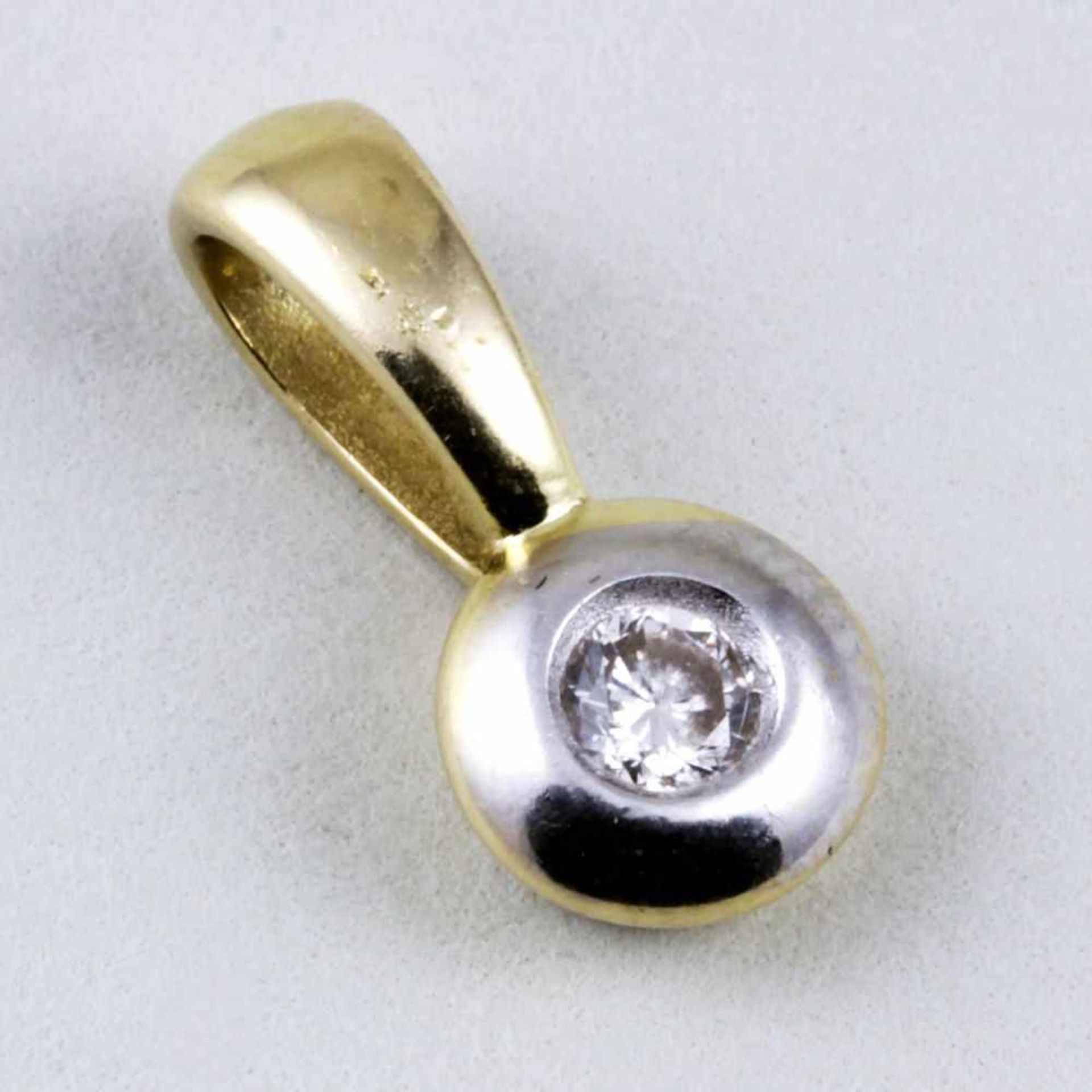 Brillantsolitäranhänger.585/000 GG und WG, brutto 1,2 g. Besetzt mit Brillant, 0,1 ct. (so