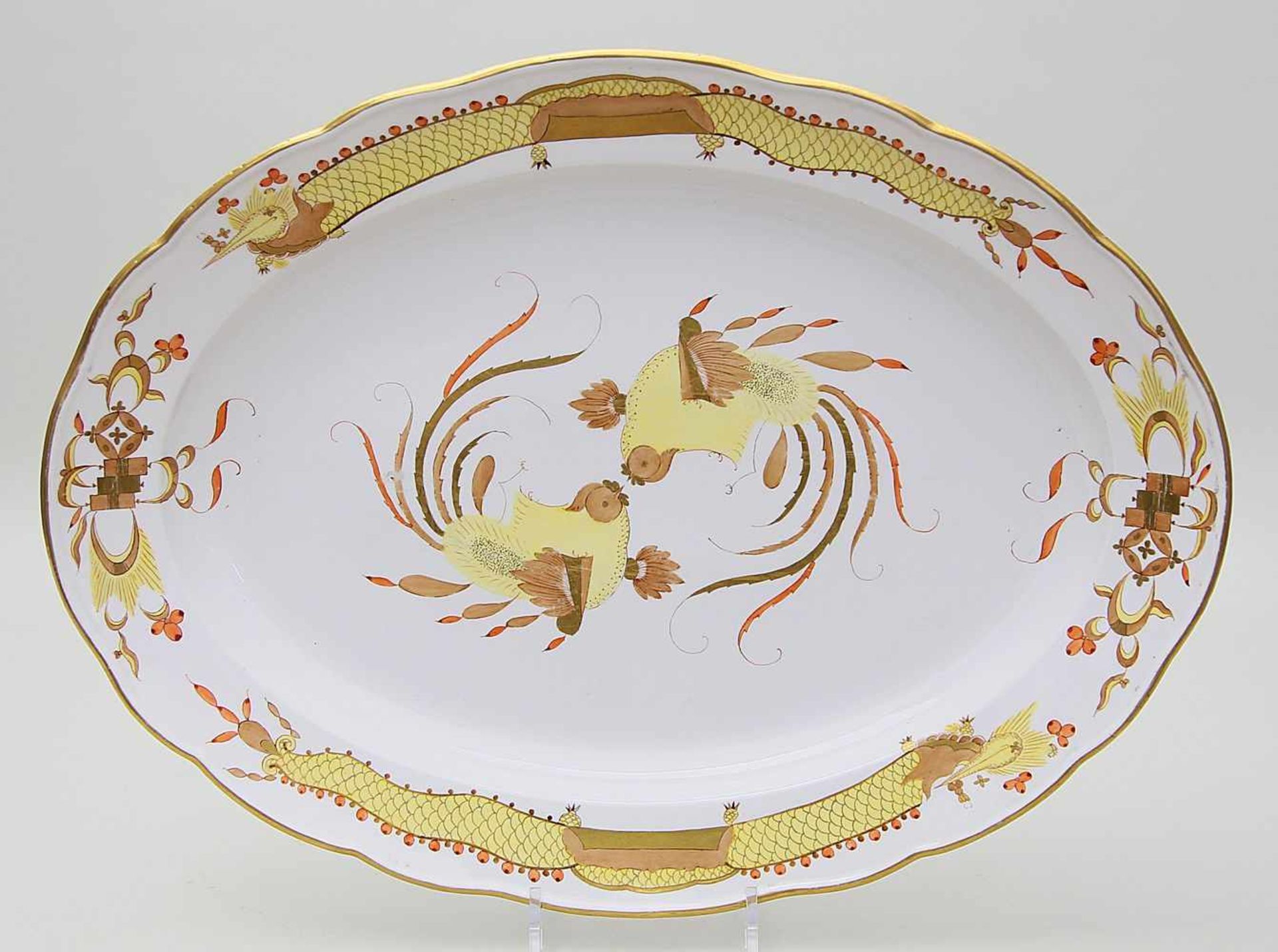 Große, ovale Platte, Meissen,"Neuer Ausschnitt". Reiche Drachenmalerei in Gelb mit Korallenrot und