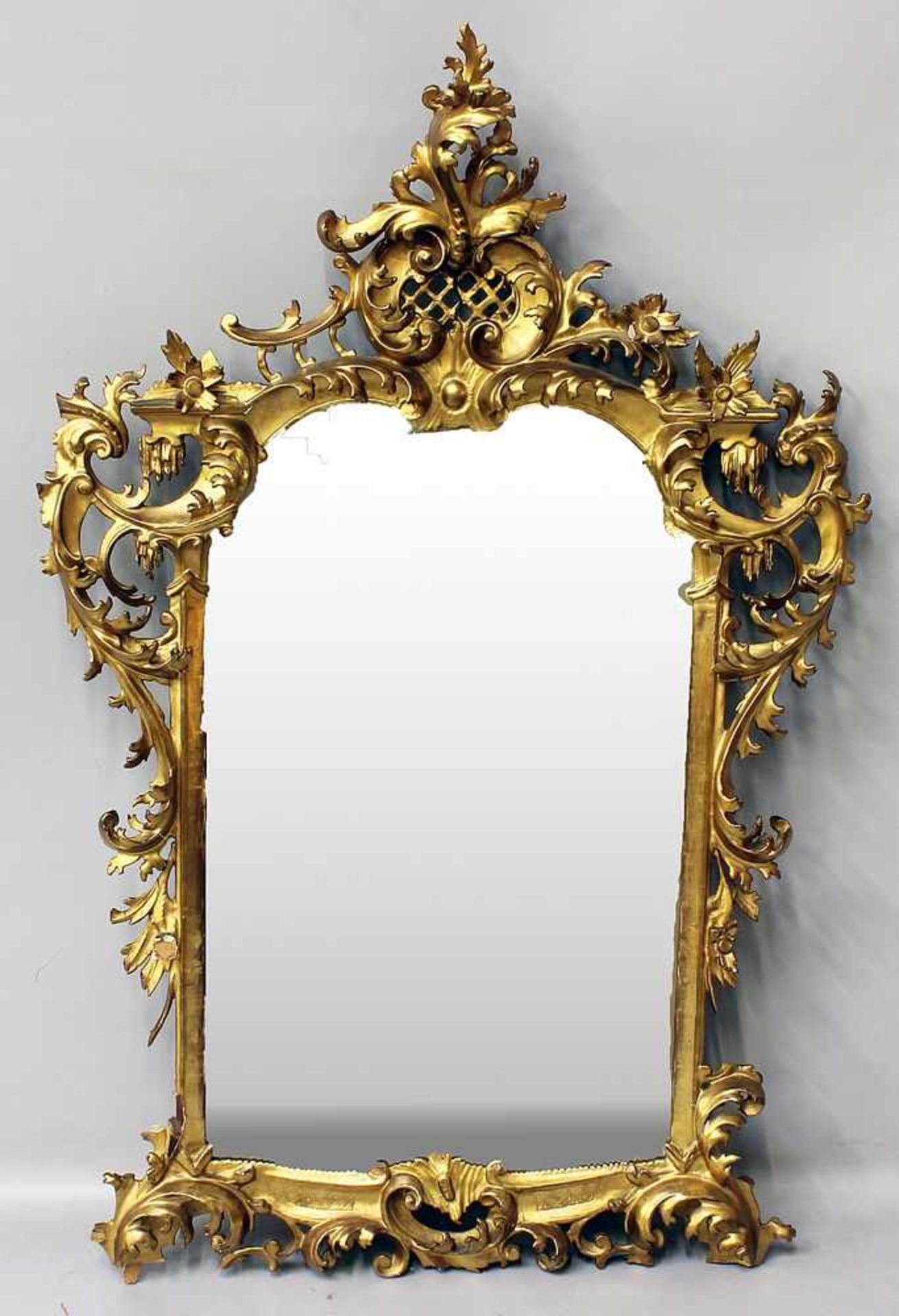 Spiegel im Rokokostil (19. Jh.).Holz geschnitzt und vergoldet, best. Rocaillenform, teils