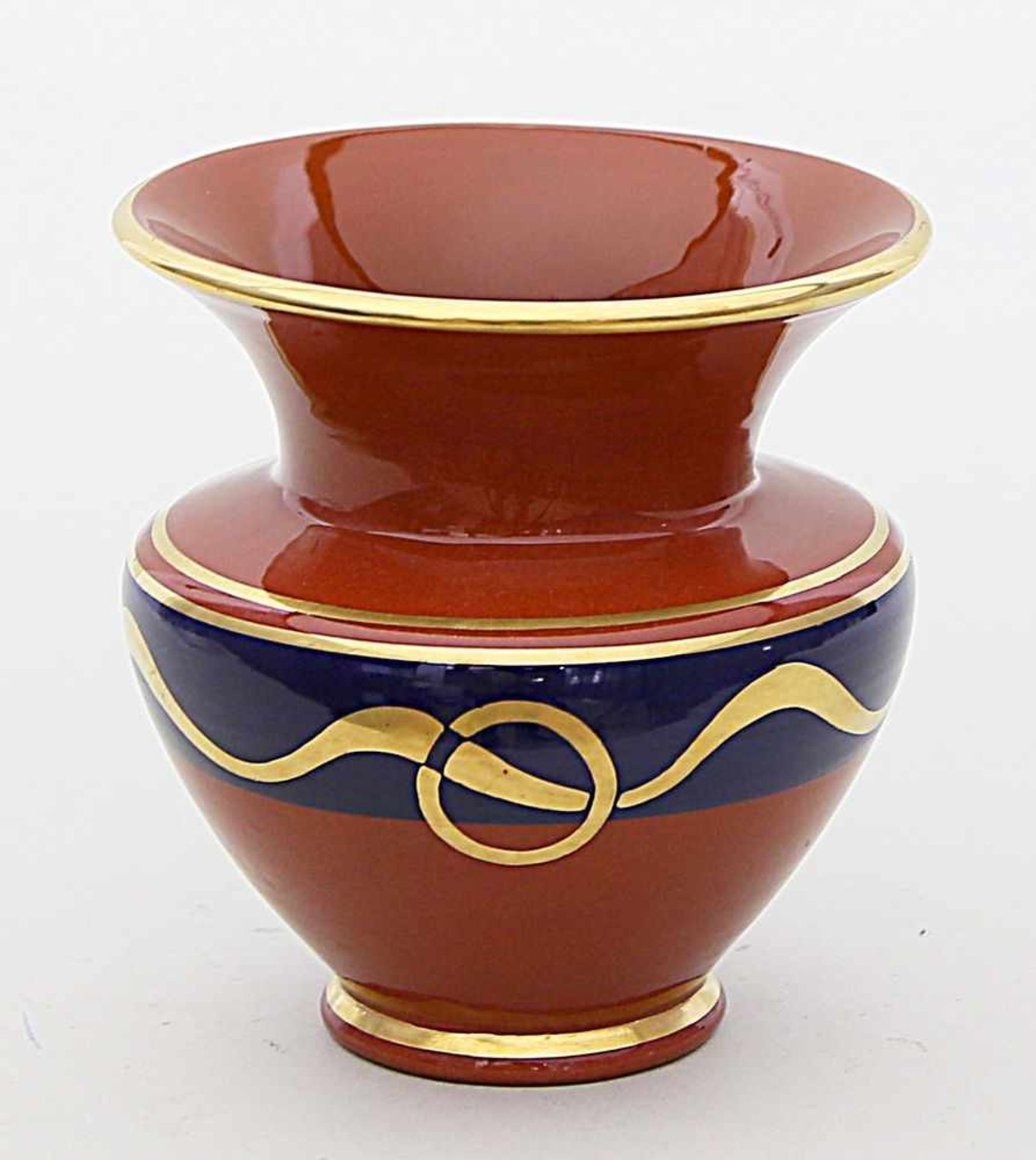 Vase, Cadinen.Rotbraune Majoolika. Golene Ornamentmalerei über kobaltblauem Fond, Goldränder. Form-