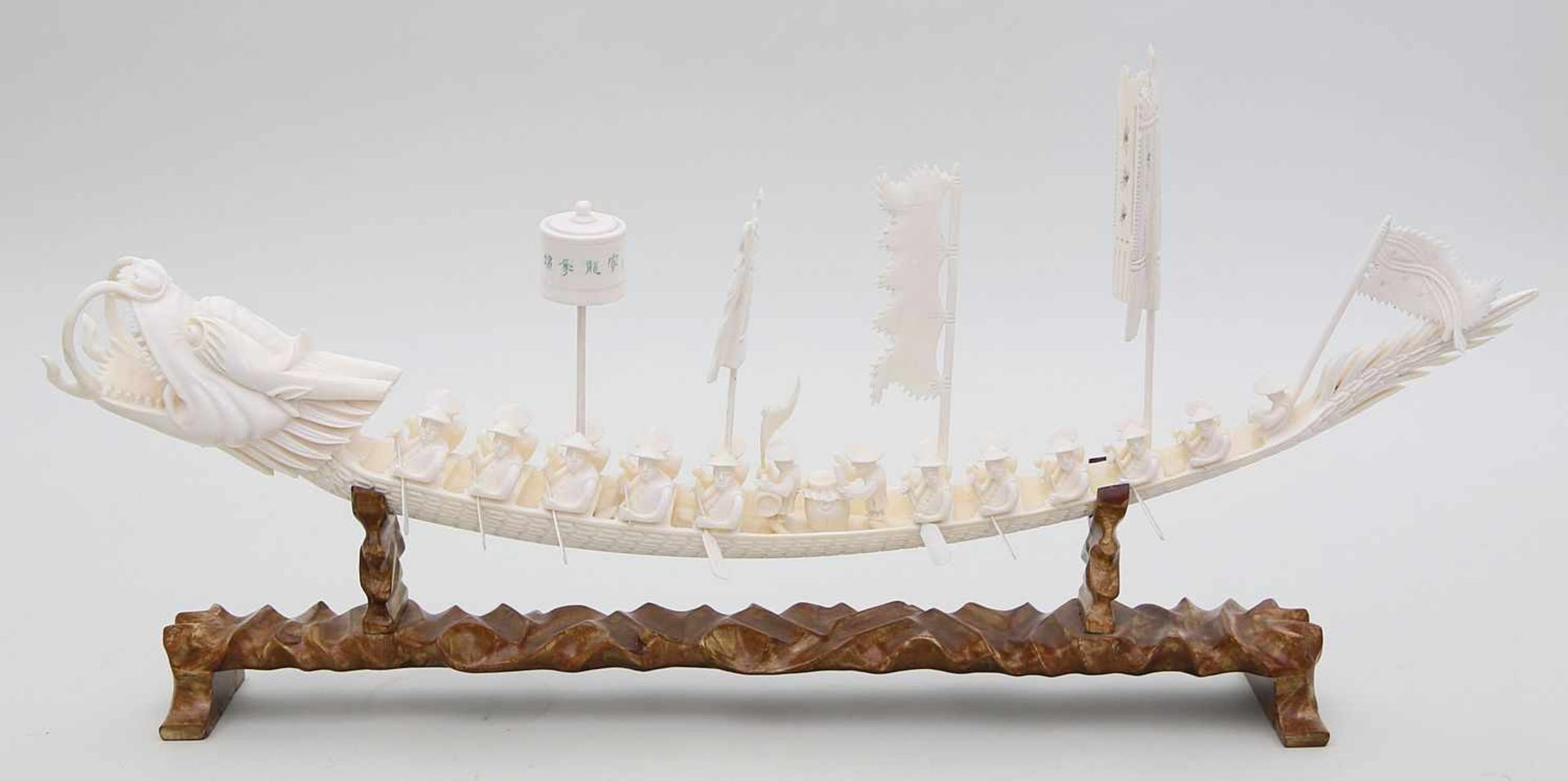Große Skulptur "Drachenboot".Elfenbein, vollplastisch geschnitzt. Boot mit 23 Figuren und Aufbauten.