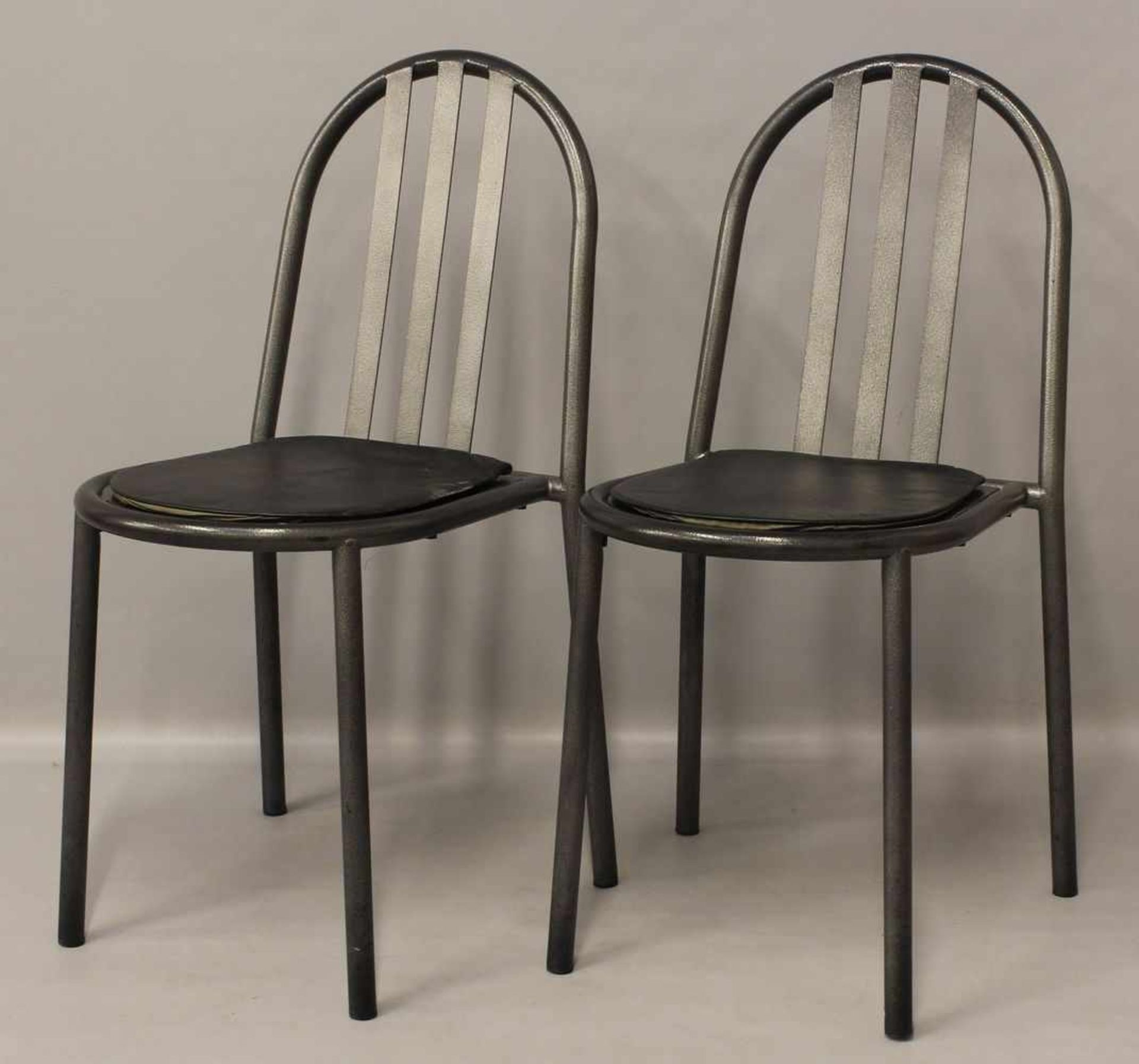 Mallet-Stevens, Robert (1886 Paris 1945)Paar Stühle "La petite chaise noir". Metall, silber-