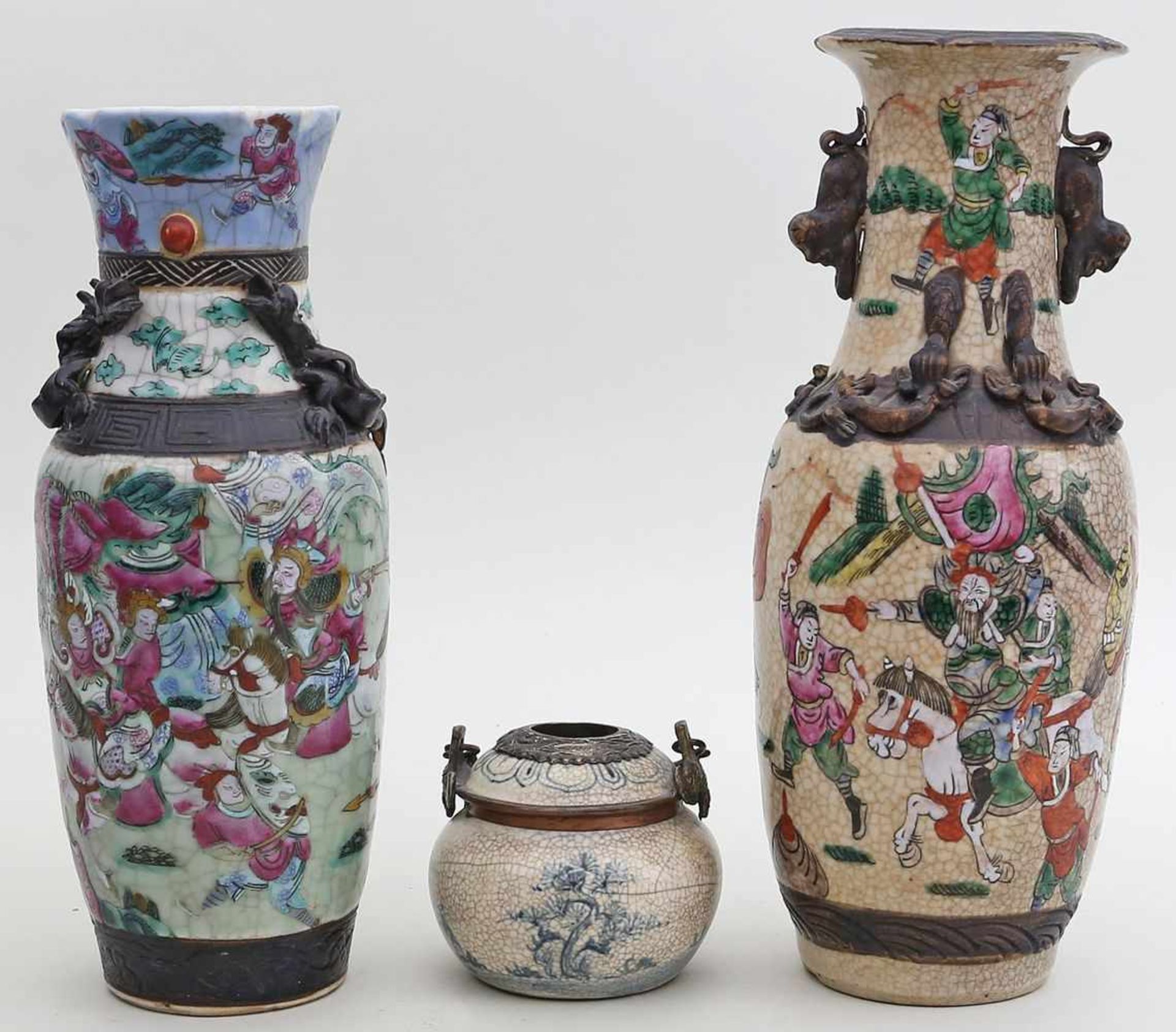 2 Vasen und Henkelgefäß.Porzellan mit gesprüngelter Glasur. Verschiedene Formen und Bemalungen.