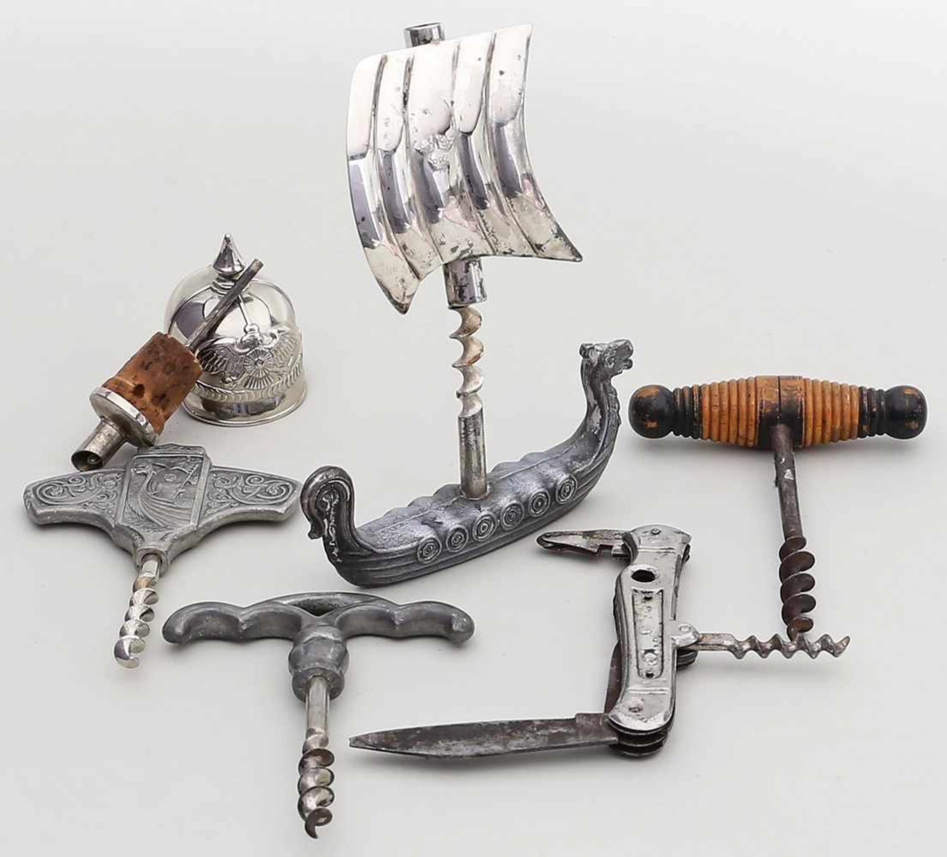 4 diverse Korkenzieher, Kellnermesser und Flaschenkorken.Verschiedne Ausführungen und Materialien.