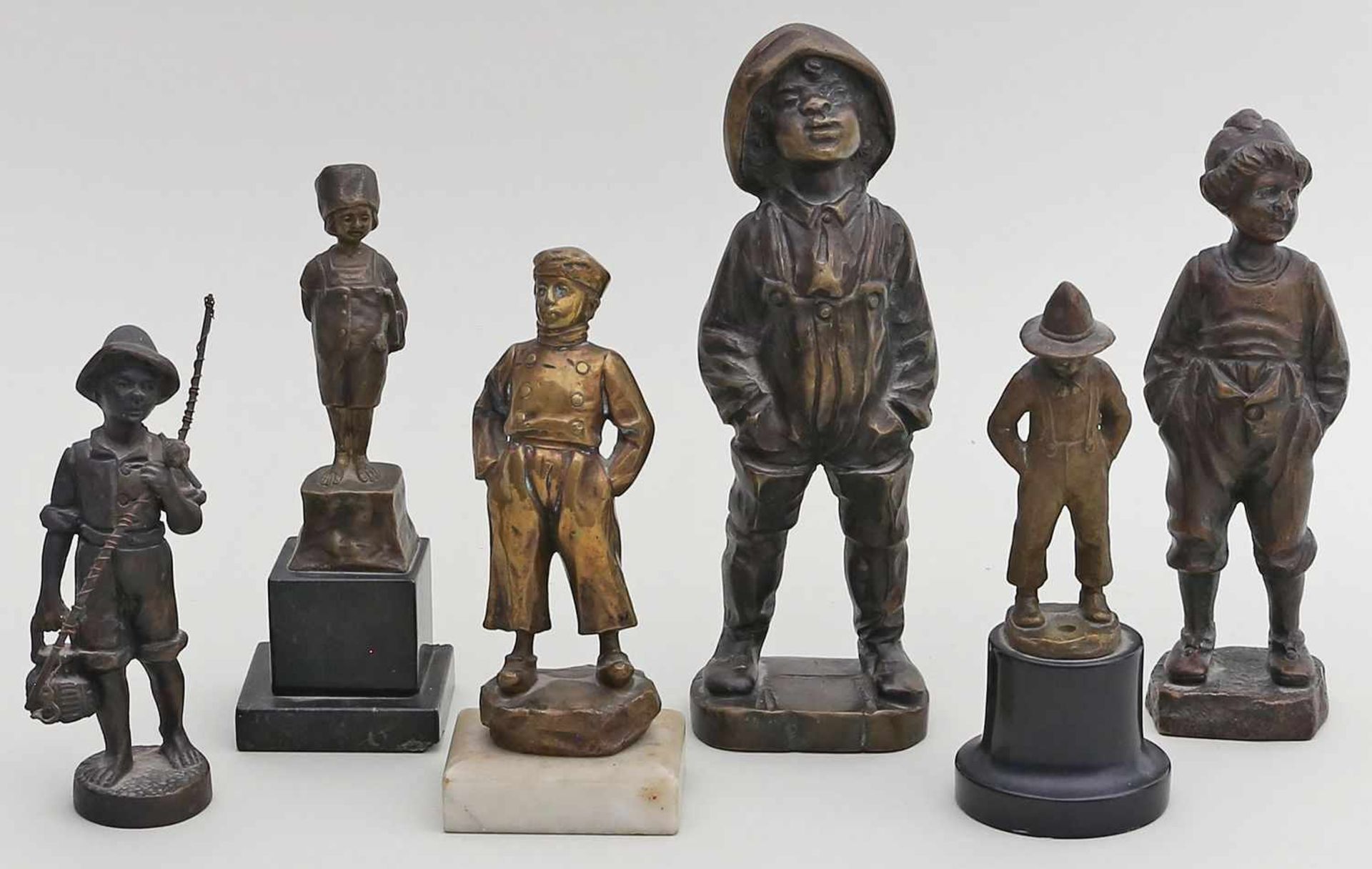 6 Kinderskulpturen (um 1900)Bronze mit differenzierender Patina bzw. Gebrauchsspuren (1x sign "