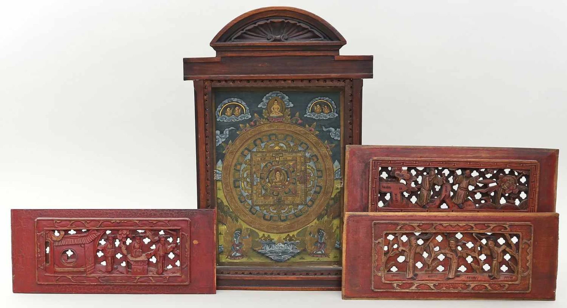 3 Schnitzereien und ein Thangka.Holz, teils durchbrochen geschnitzt und rot gefasst mit div. Motiven