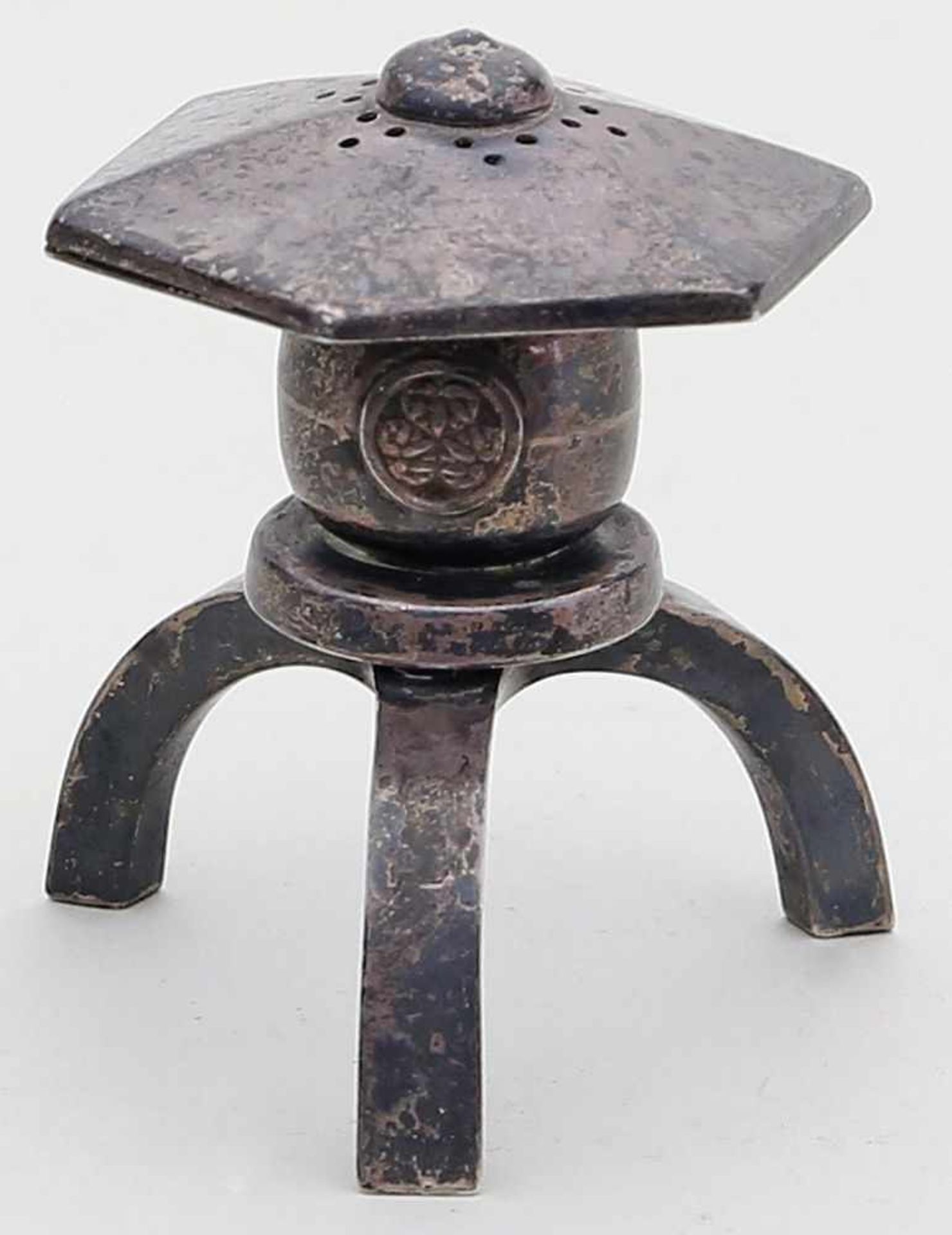 Ausgefallener Salzstreuer.925/000 Sterlingsilber, 37 g. In Form einer japanischen Laterne auf