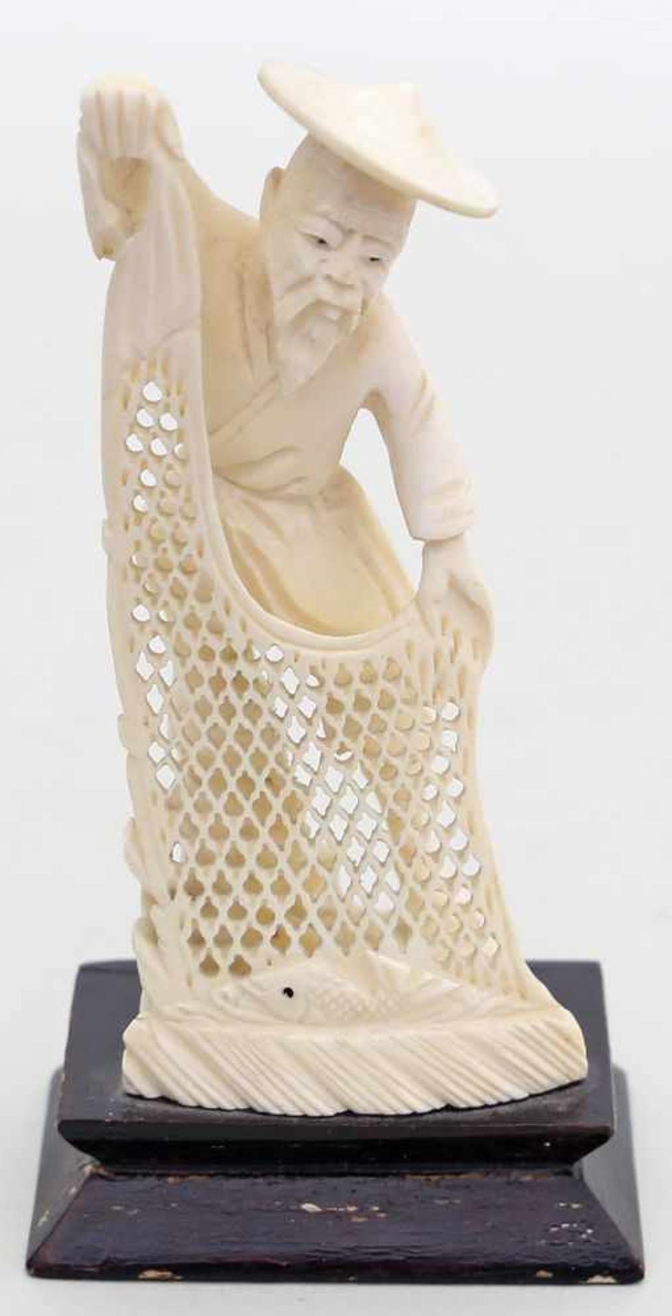 Sklulptur eines Fischers mit Netz.Elfenbein, vollplastisch geschnitzt. China, 20. Jh. H. 10 cm,