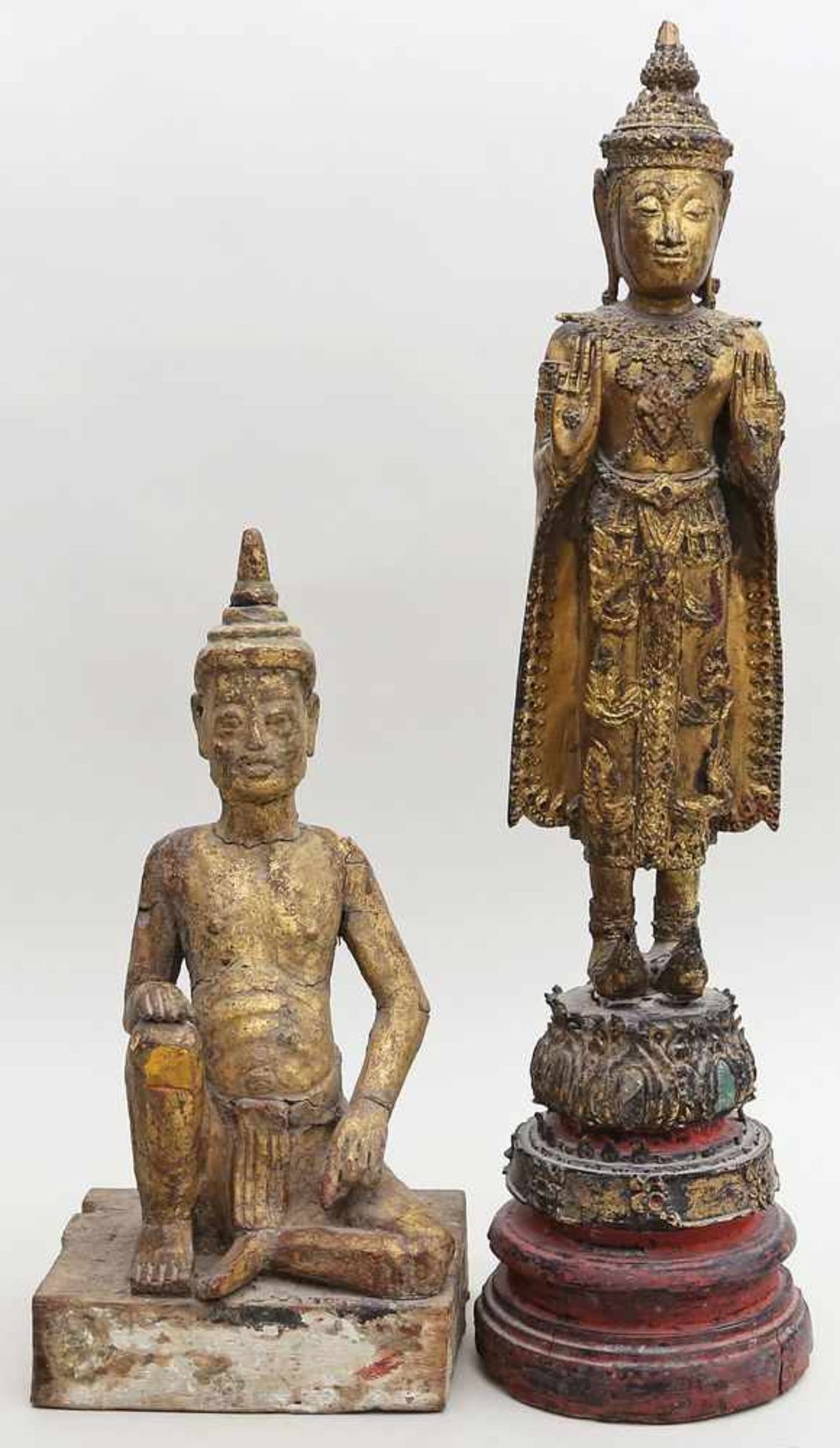 2 Buddhas, Thailand.Holz, geschnitzt, goldgefasst. Altersspuren, jeweils best., 1x rep. H. 36 bzw.