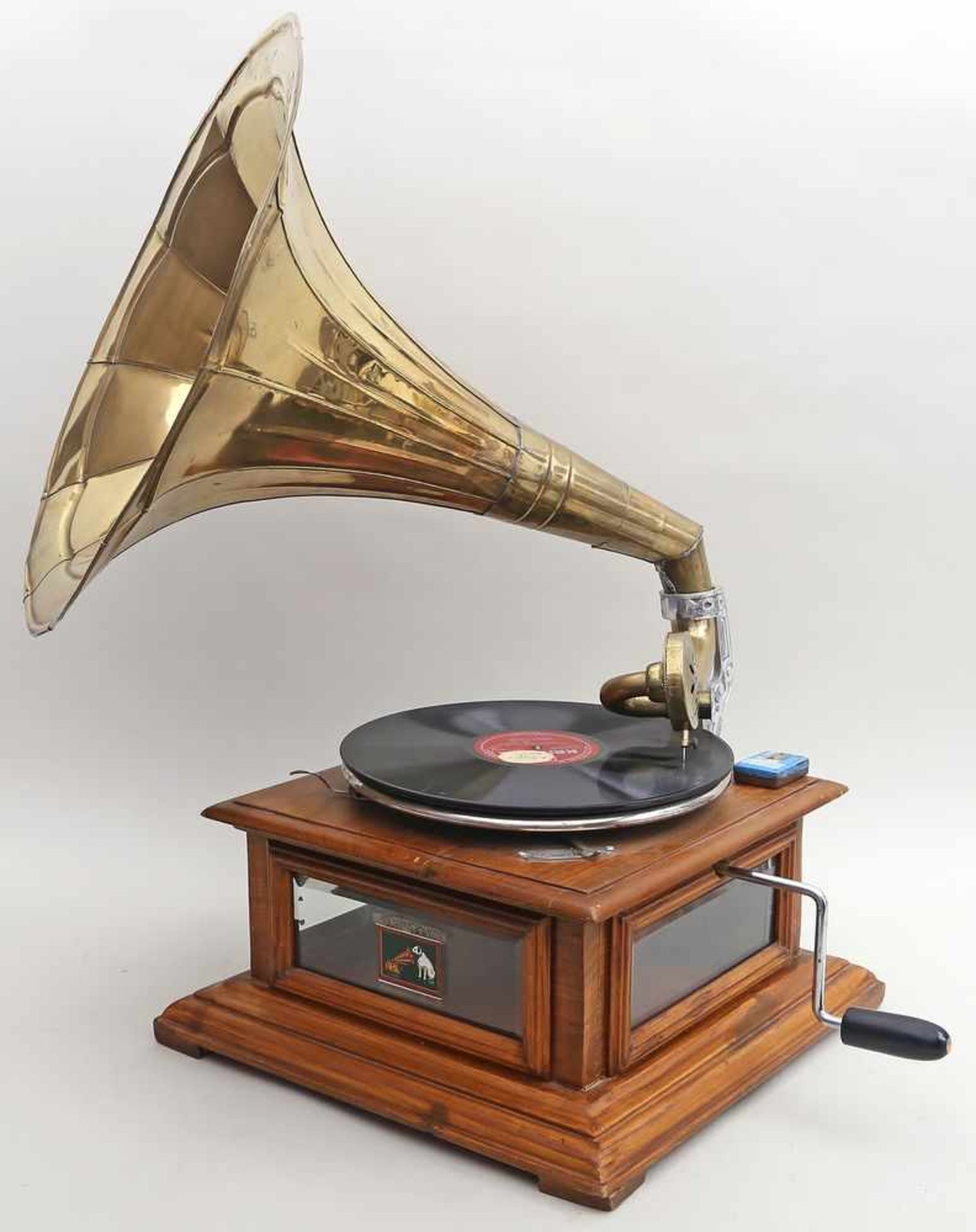 Grammophon."His Masters Voice - The Gramophone Company Ltd.", so auf einem Etikett bez. Hölzerner