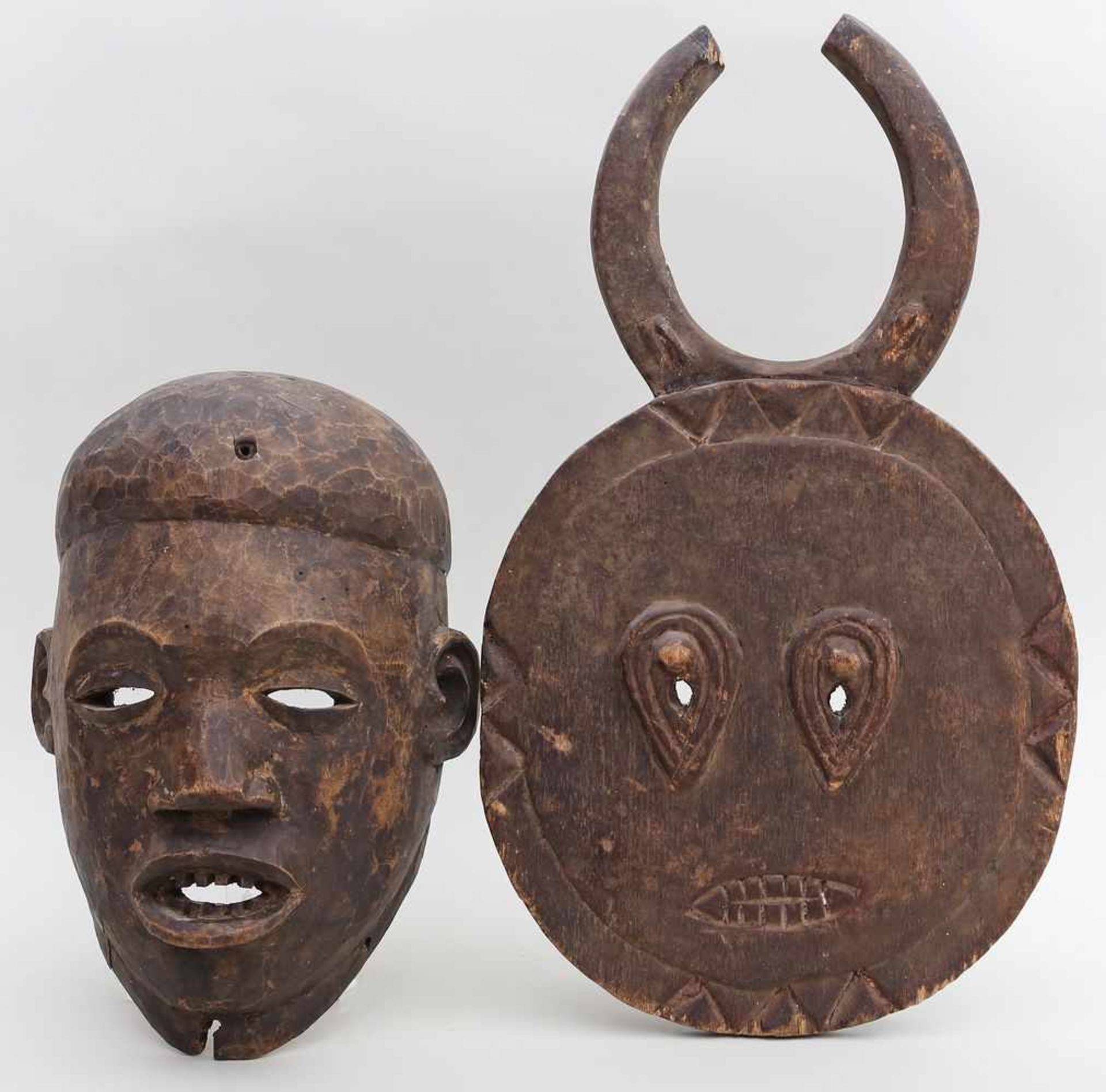 2 afrikanische Masken.Holz, geschnitzt. Unterschiedliche Ausführungen. Teils l. besch. H. 29 bzw. 41