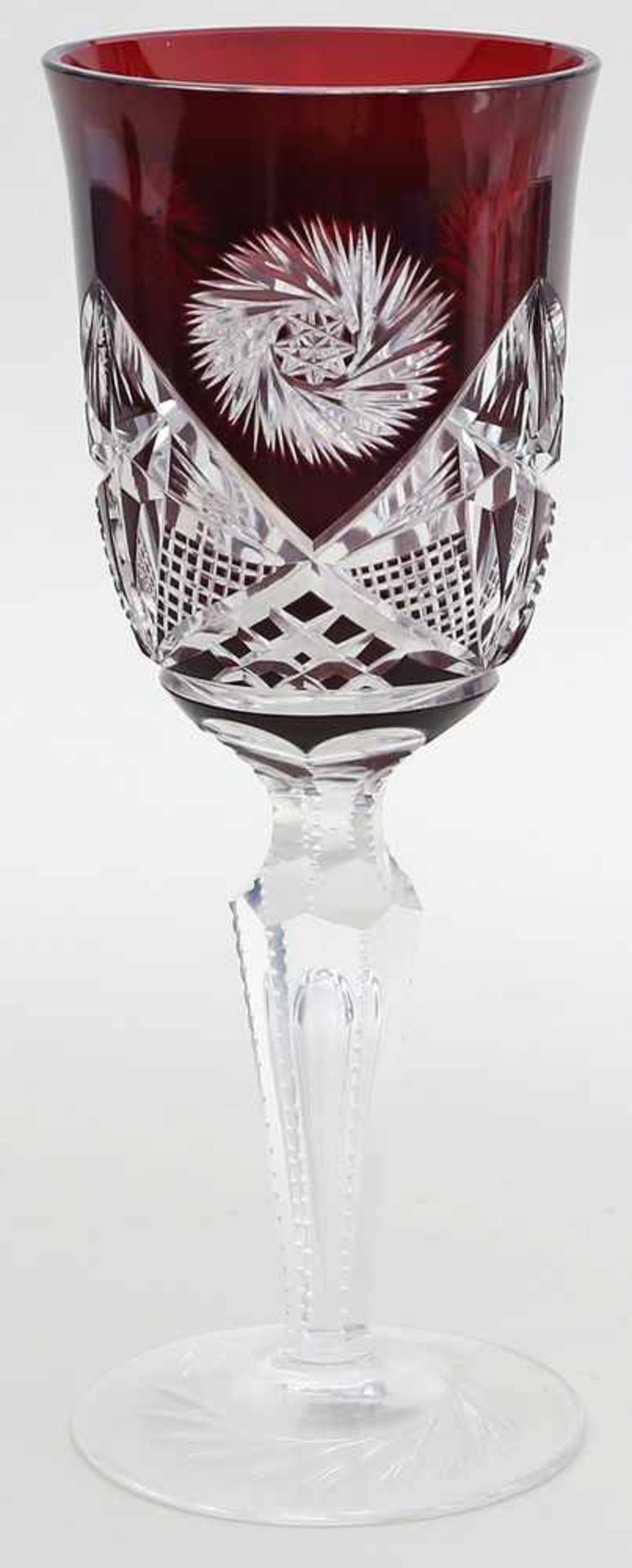 Pokalglas.Kristallglas, geschliffen und teils rot gefasst. 20. Jh. H. 26,5 cm.