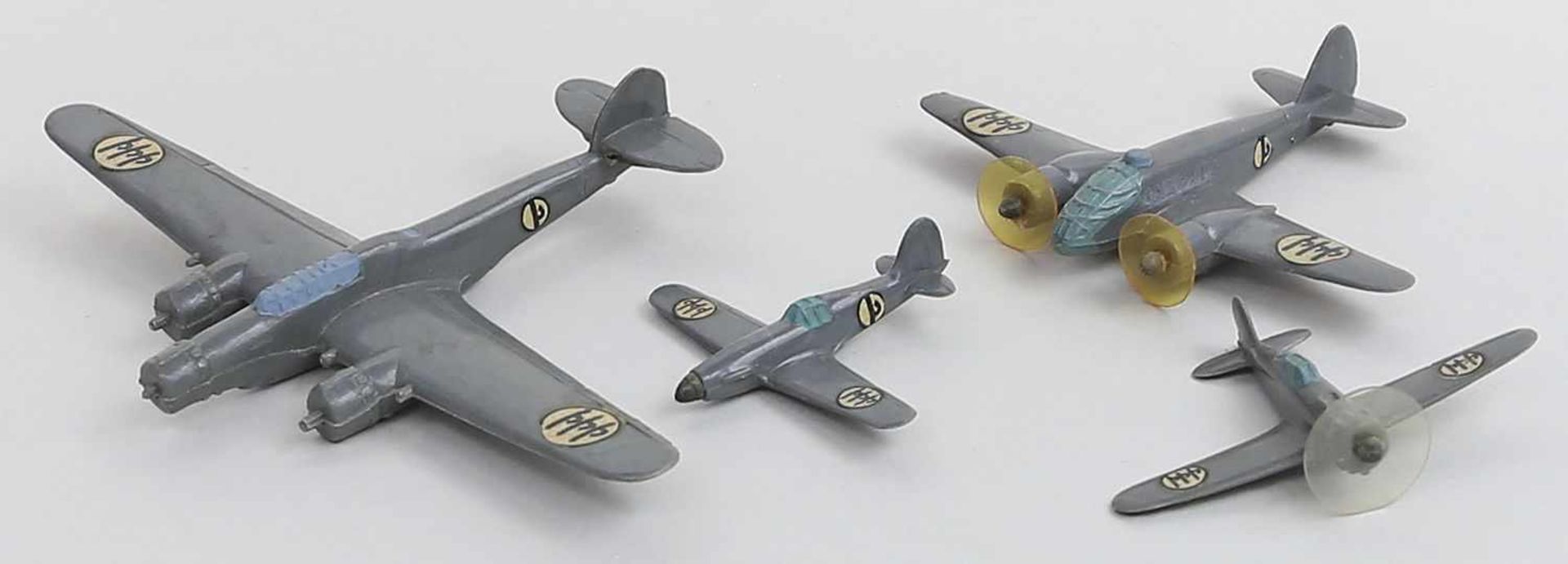 4 Flugzeuge, Wiking.Nr. I 5/I 2/ I 10 und I 8. Unvollständig. 1940er Jahre.