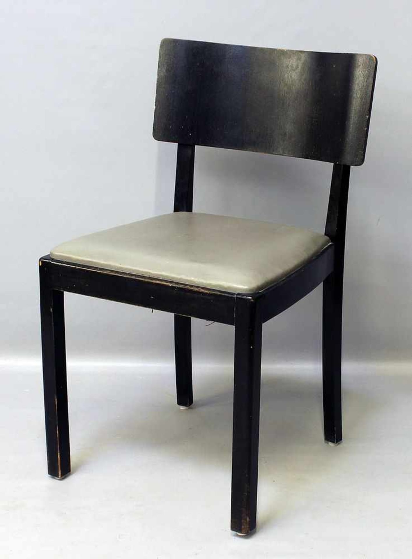 Art Deco-Stuhl.Hölzernes Gestell mit grauem Sitzpolsterbezug. Altersspuren, Bereibungen und