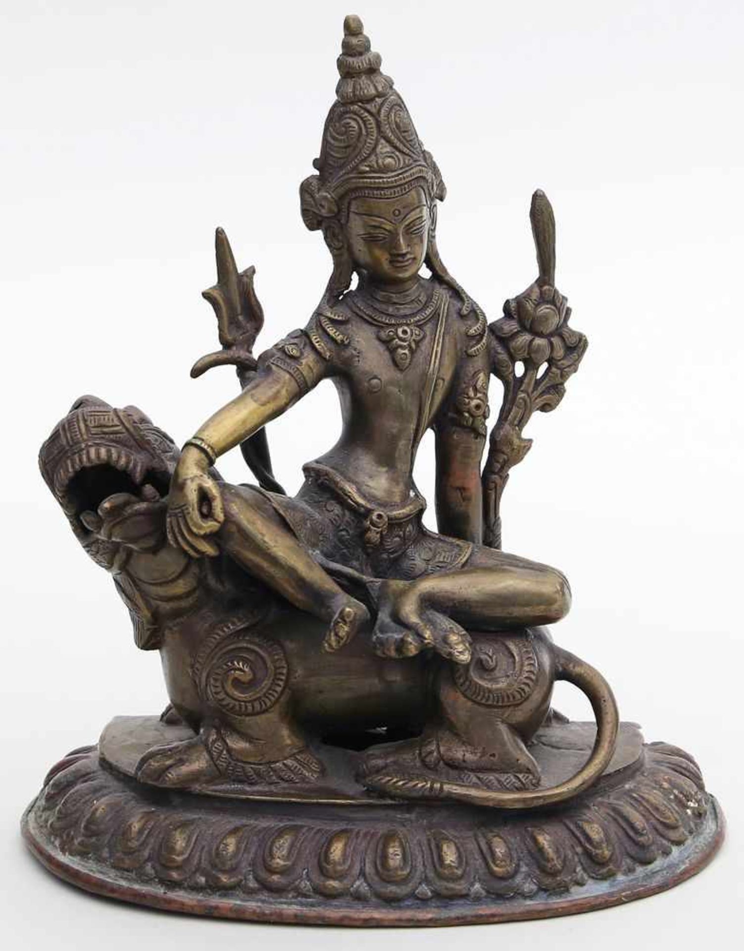 Auf Bixie sitzende Gottheit.Bronze. Boden mit Kupferplatte verschlossen. Tibet/Nepal. H. 21,5 cm.