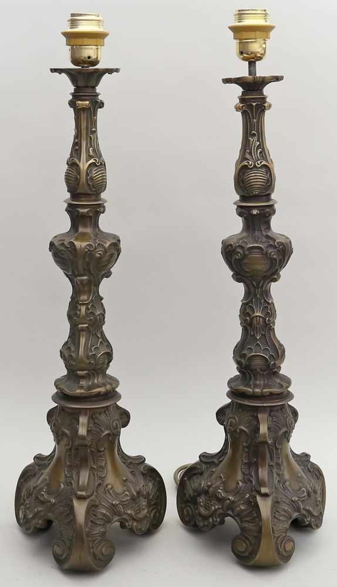 Paar hohe Tischleuchten im Barockstil, je 1-flammig.Bronzeschaft in Form von Altarleuchter. 20.