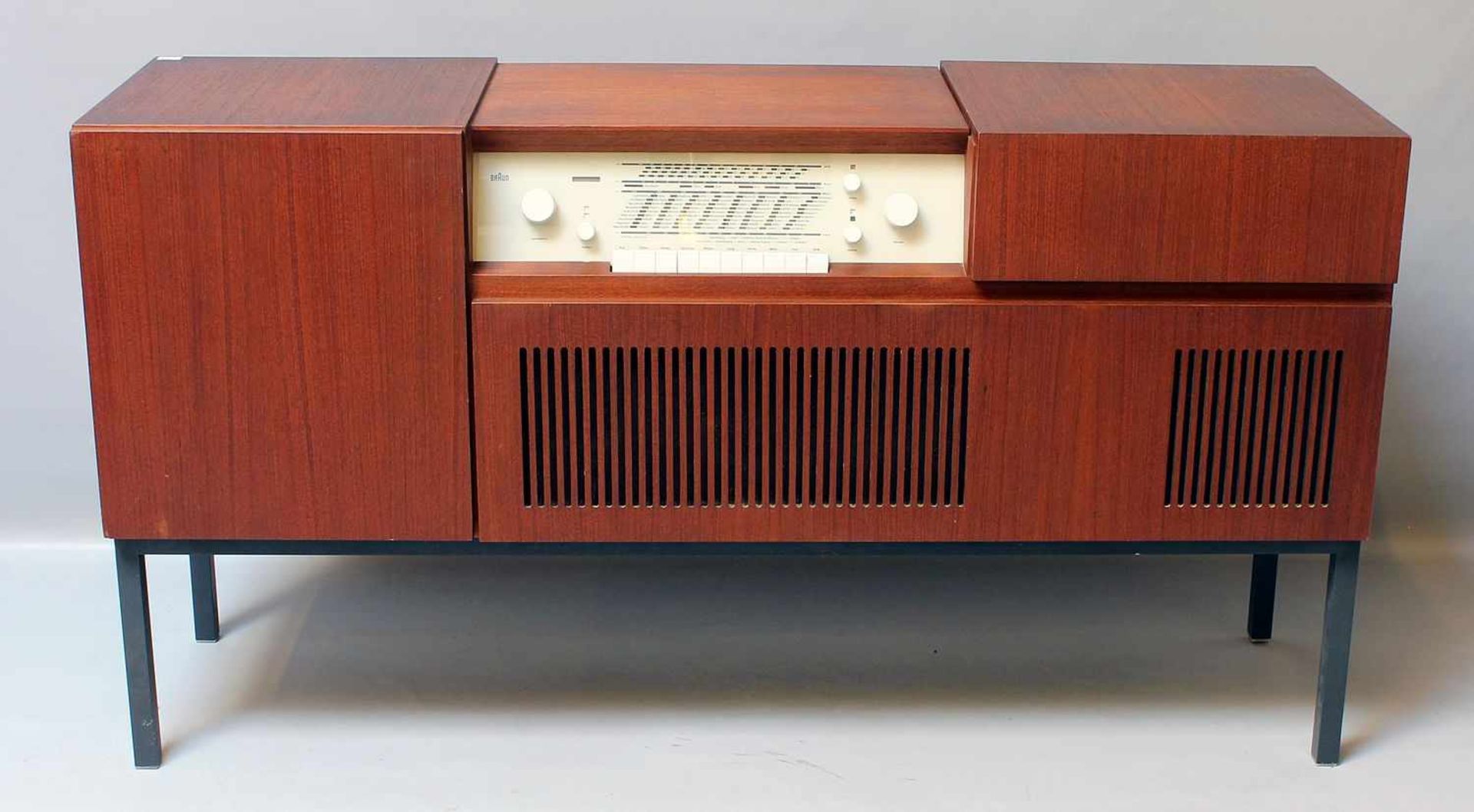 Musiktruhe "Braun HM 5-7", Entwurf Herbert Hirche.Holzgehäuse auf grau gelacktem Eisengestell. Radio