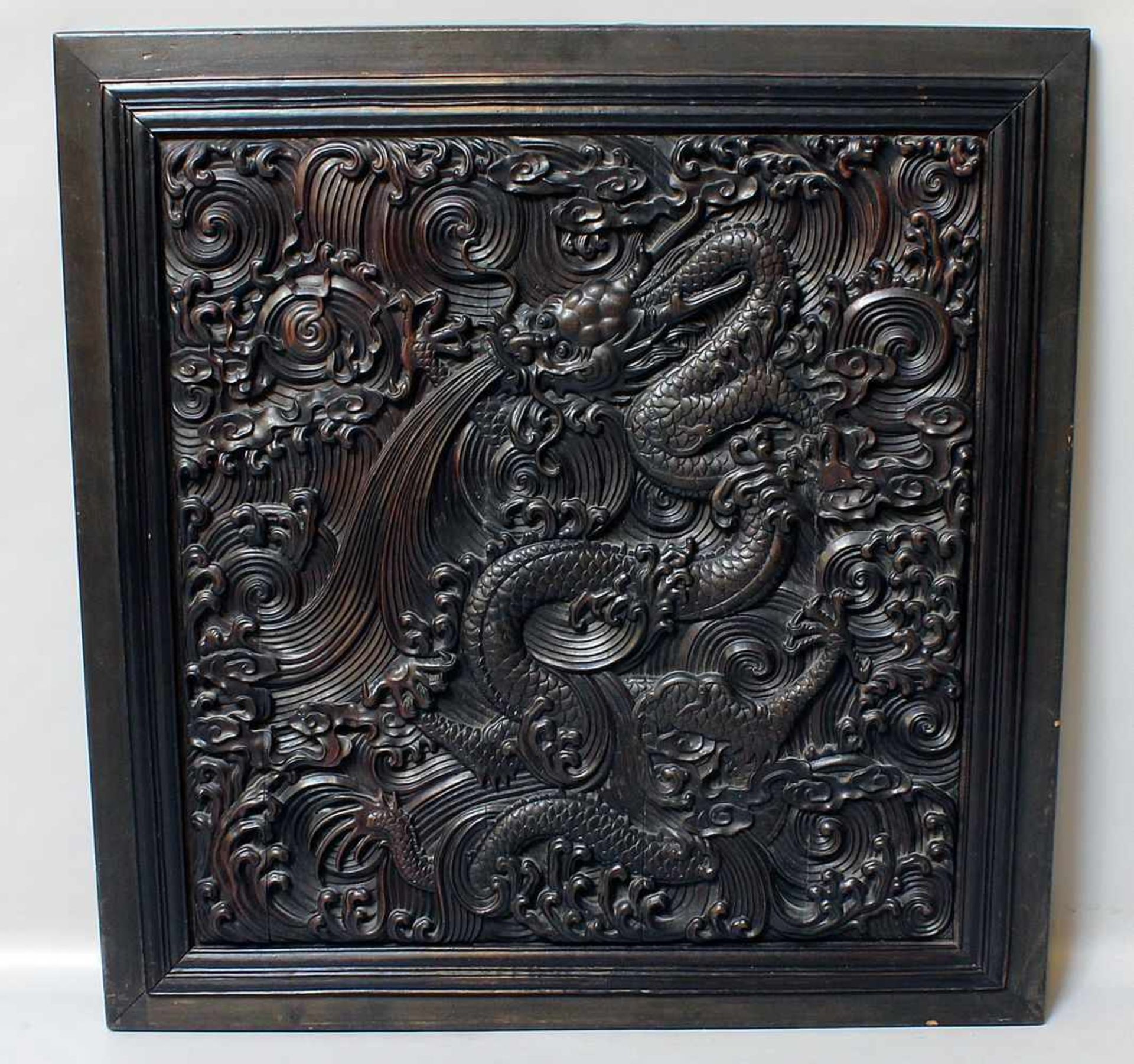 Chinesische Reliefschnitzerei.Dunkles Hartholz. Darstellung eines speienden Drachen mit 5-Klauen
