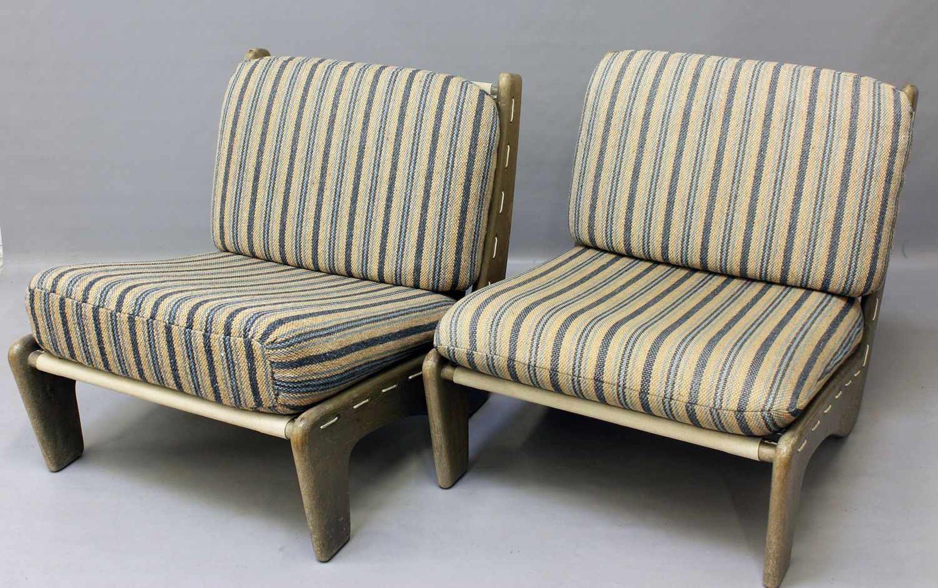 Paar Mid Century-Sessel.Hölzernes Gestell, gepolsterte Sitzauflagen. Alters- und Gebrauchsspuren,