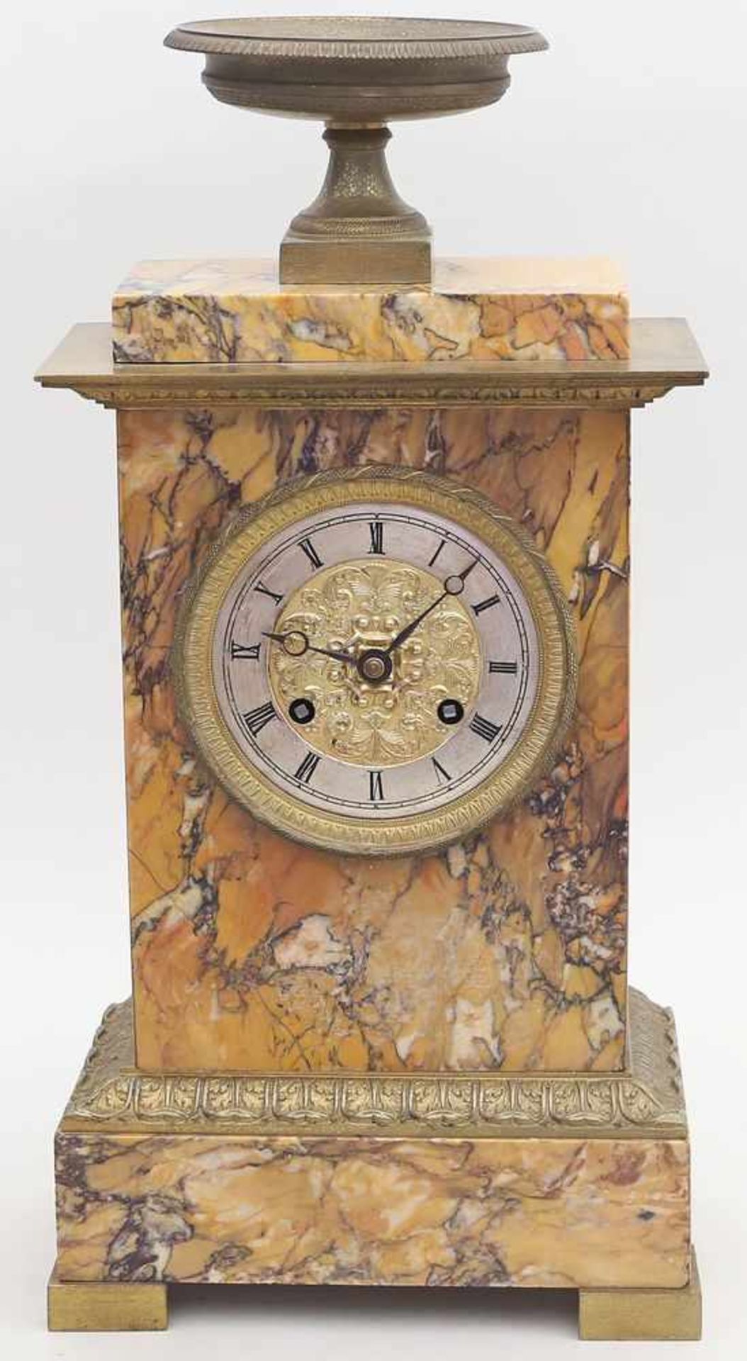 Französische Pendule im Empirestil.Marmorgehäuse (best.) mit reliefierter Bronzemontage und