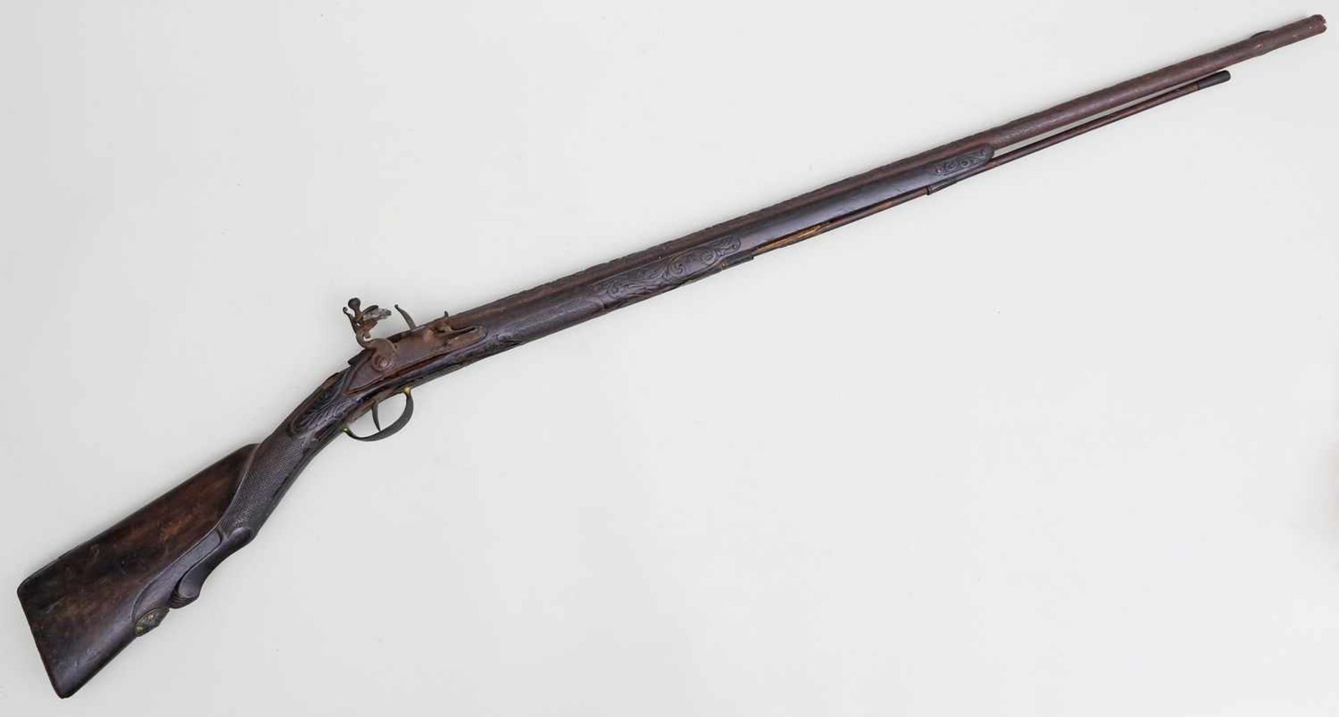 Steinschlosspistole und Gewehr.Eisen/Holzschäfte, stark besch. 19. Jh. L. 42 bzw. 123 cm.