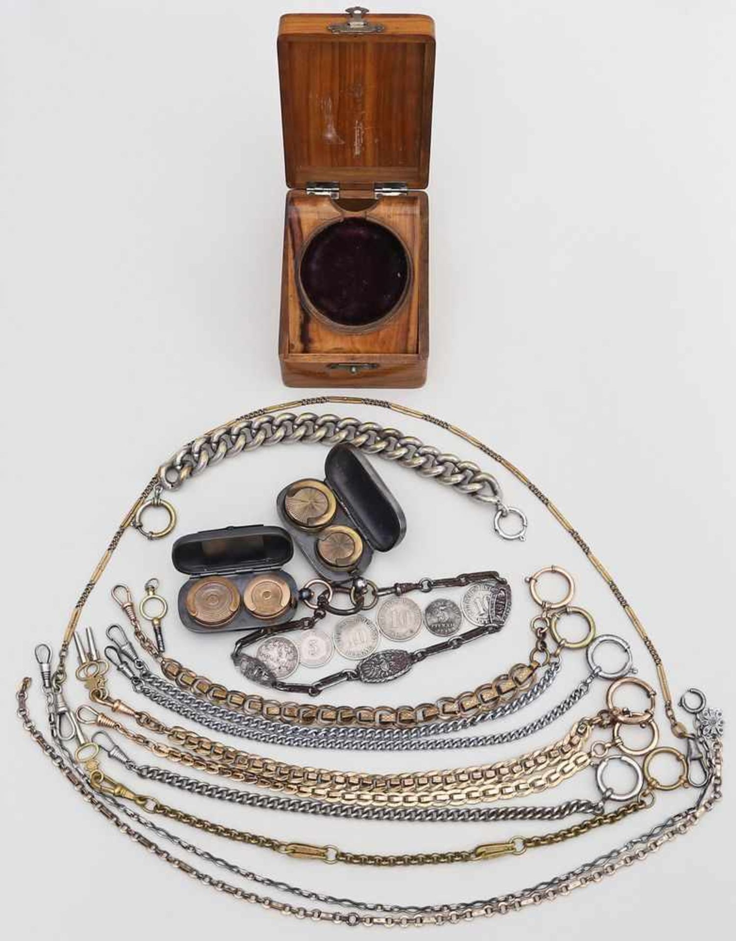 Posten Uhrenketten,einige Uhrenschlüssel und Taschenuhrständer aus Holz. Beigabe 2 Geldetuis aus