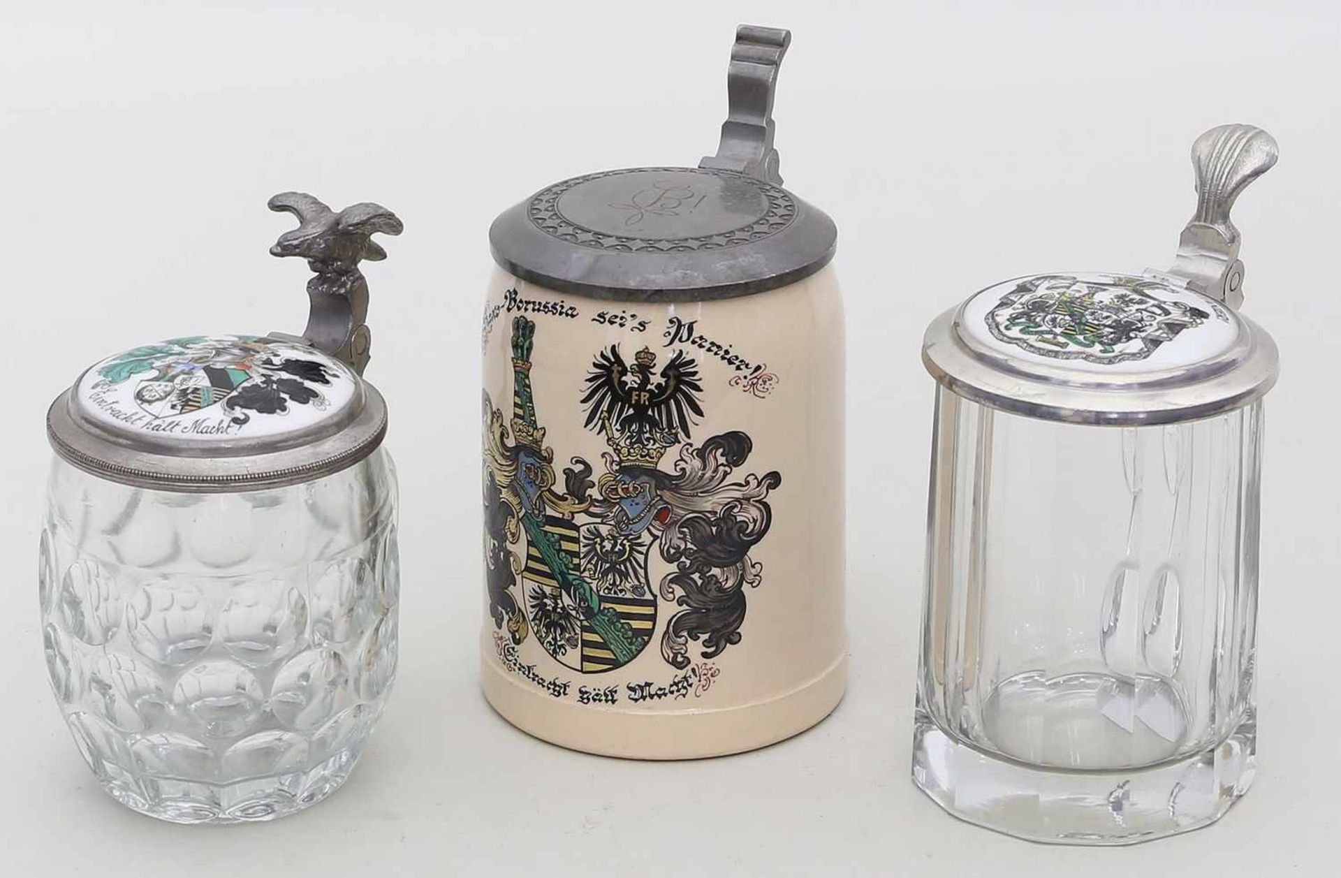 3 studentische Krüge.Div. Formen aus Glas bzw. Keramik und Metall des Corps Saxo-Borussia. Alters-