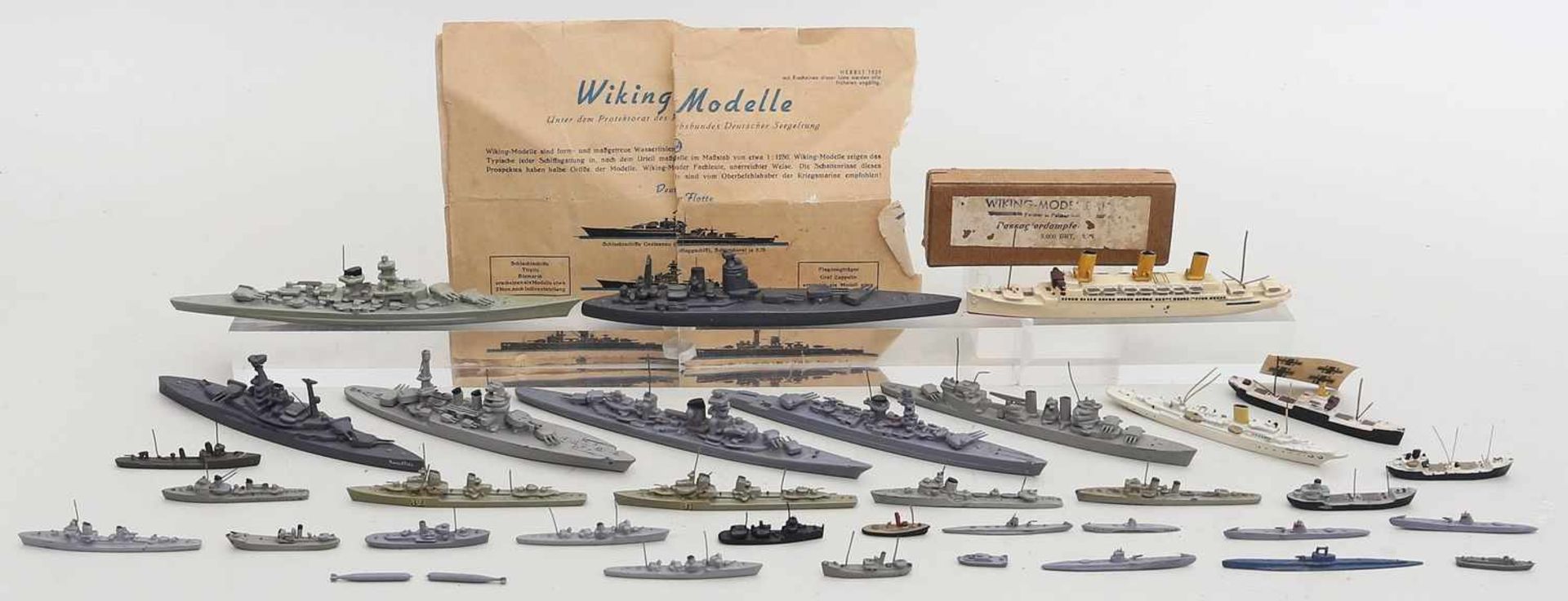 34 Schiffe bzw. U-Boote, Wiking.Gussmodelle bzw. Kunststoffmodelle. Meist Kriegsschiffe, einige