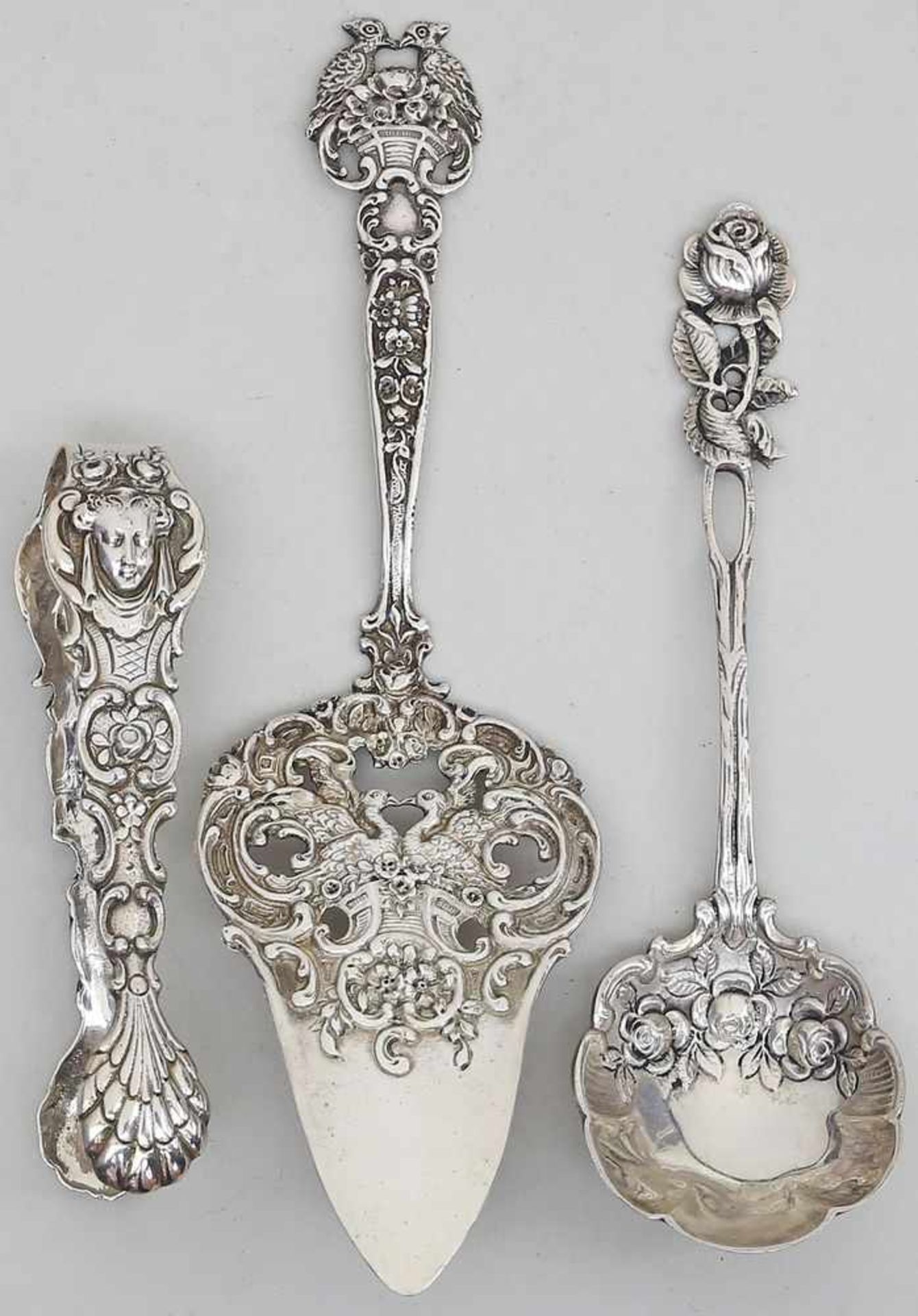 Zuckerzange, -löffel und Tortenheber.800/000 Silber, zusammen ca. 124 g. Florales, teils