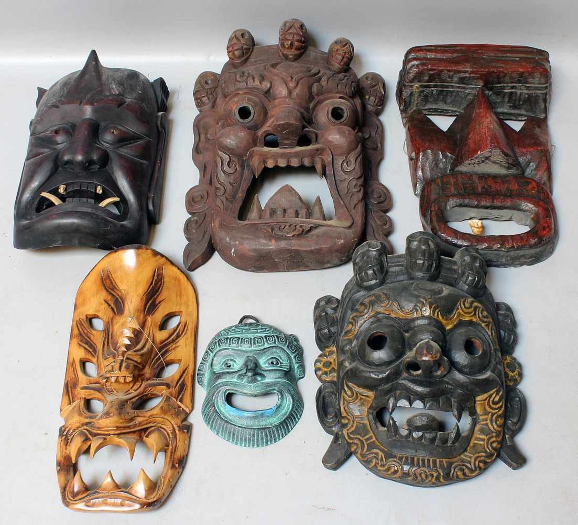 6 Masken, Bali.Holz bzw. 1x Keramik, teils mit Applikationen. Teils Altersspuren. Bali. H. max.