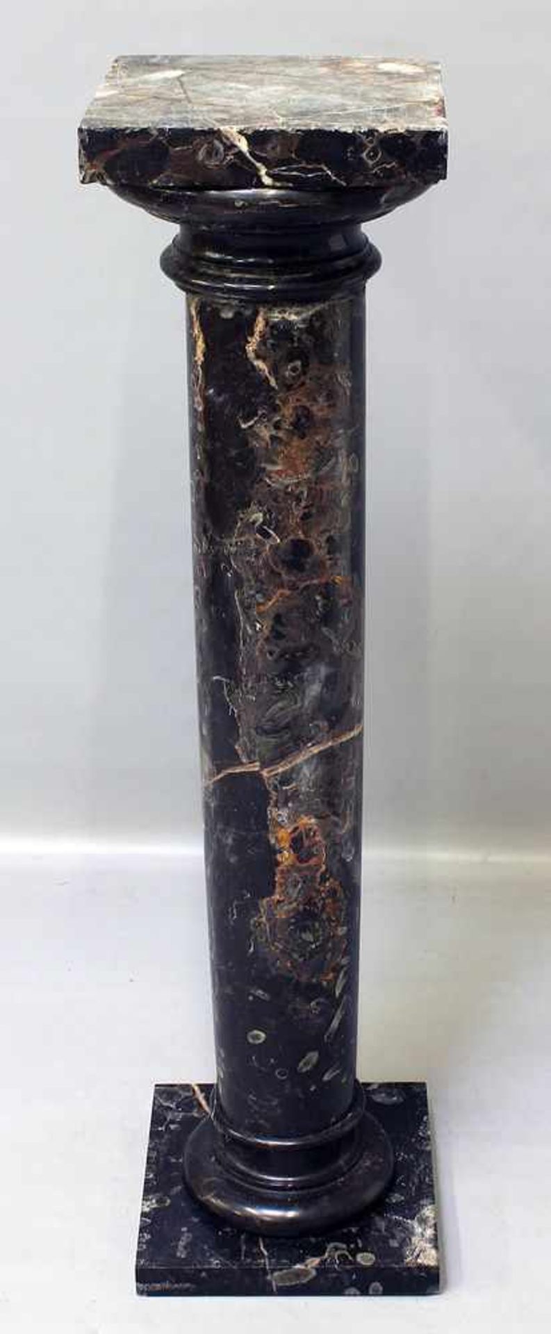 Säule.Marmor mit verschiedenfarbigen Äderungen. Besch. 1. Hälfte 20. Jh. 103x 26x 26 cm.