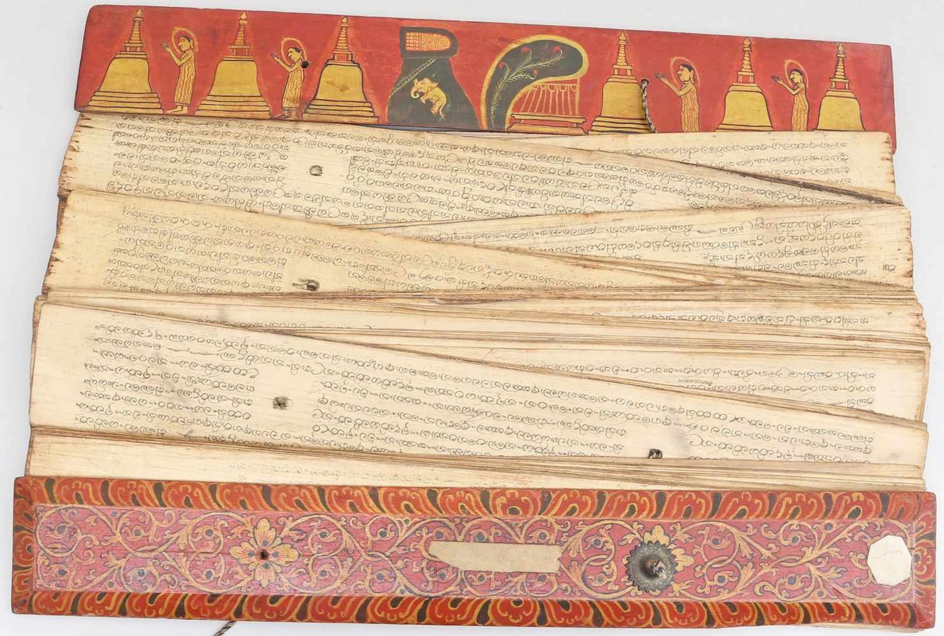 Palmblattbuch.Holzeinband mit Palmblattseiten und Sutratexten in singhalesischer Schrift.