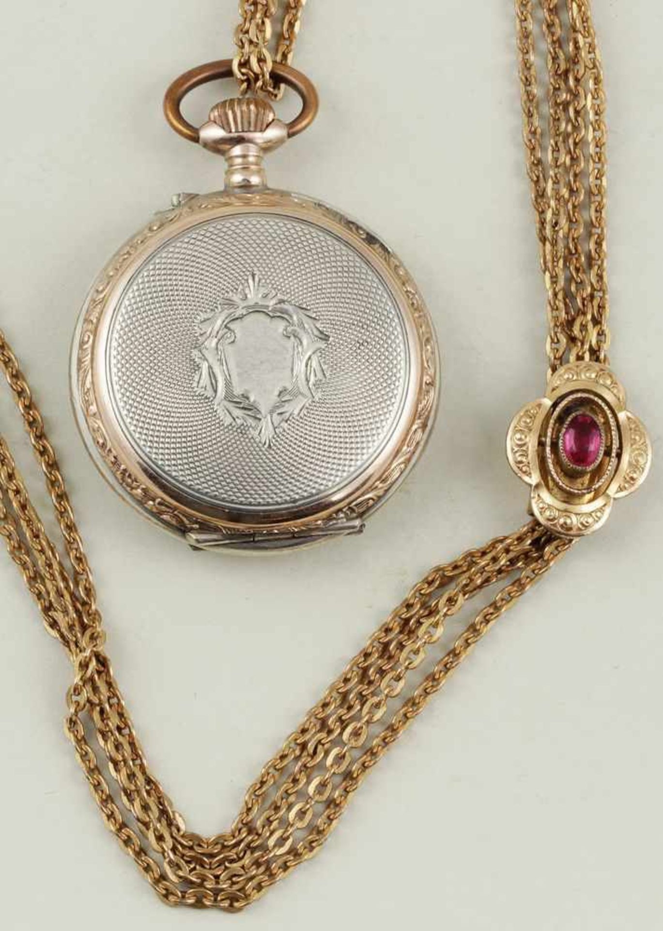 Damentaschenuhr mit Kette.Guillochiertes und ziseliertes 800/000 Silbergehäuse, teils vergoldet. - Bild 2 aus 2