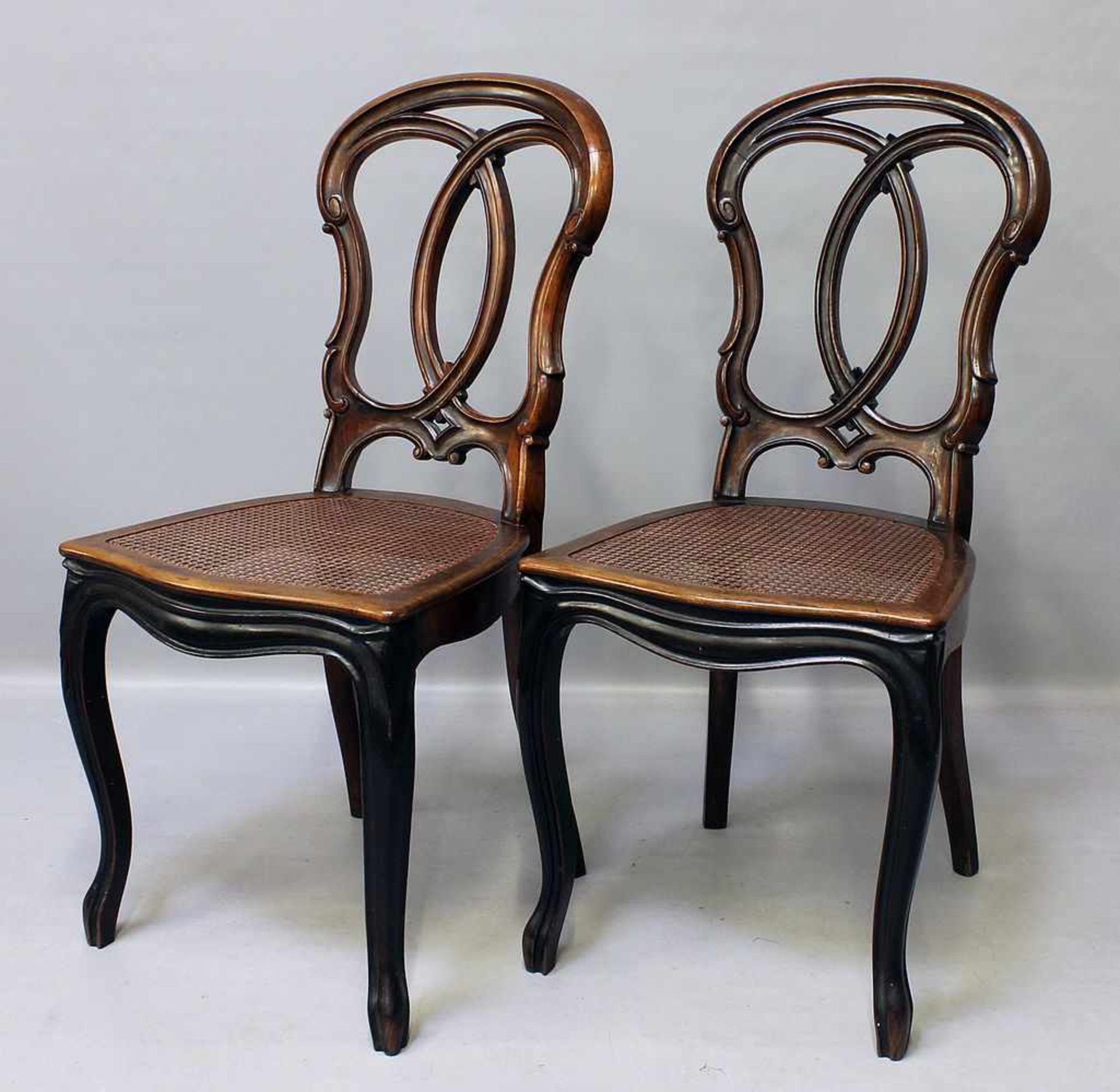 Paar Biedermeier-Stühle.Kanneliierte Nussbaumgestelle. Bretzelförmige Rückenlehen. Sitz mit