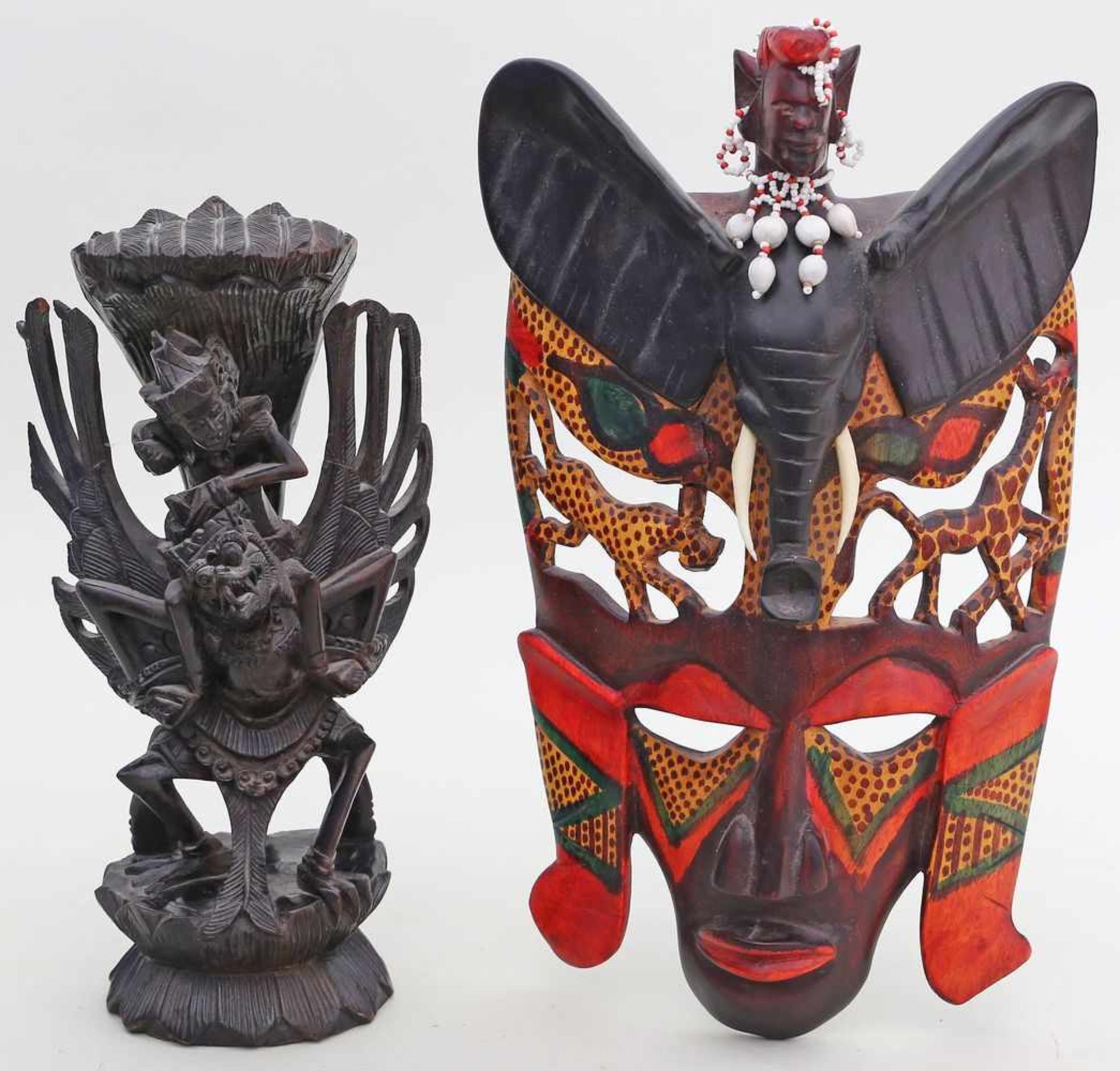 Maske und Skulptur.Holz, geschnitzt. Skulptur in Form einer auf Garuda reitenden Gottheit, Maske mit