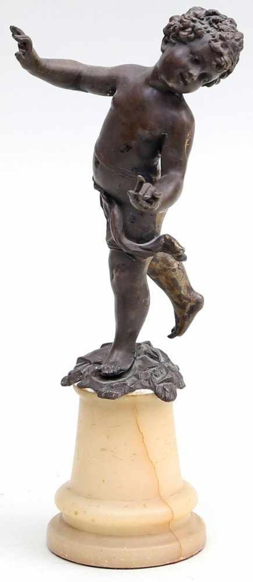 Unbekannter Künstler (um 1900)Kleiner Putto aus Bronze bzw. Metall auf Sockel. Altersspuren,