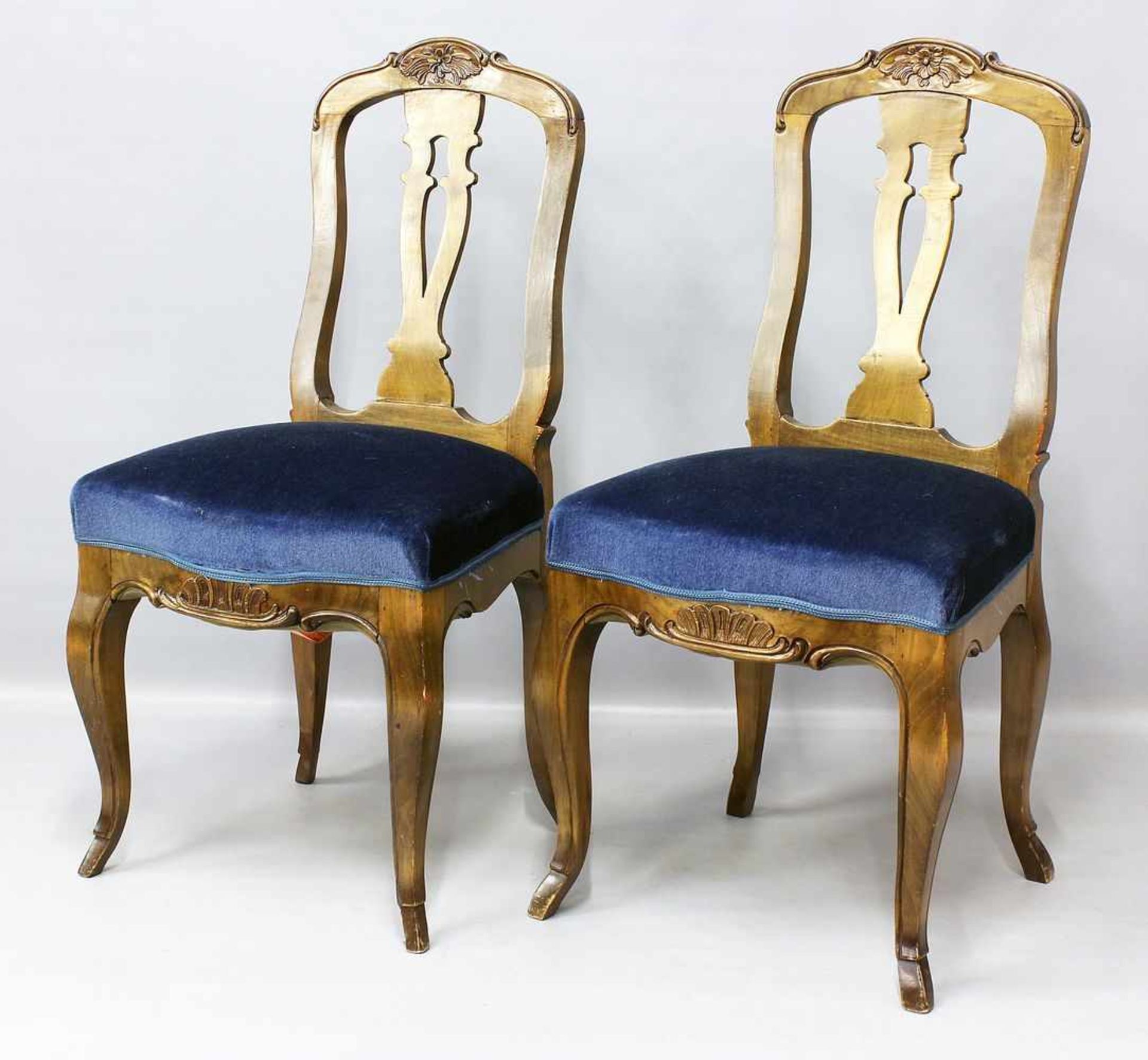 Paar Stühle im Barockstil.Nussbaum mit bleuem Samtpolster. Gebrauchsspuren. 20. Jh. H. 100 cm.