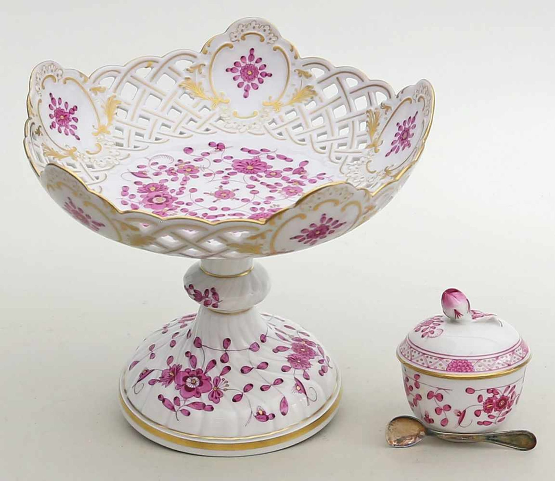 Gefußte Korbschale und Zuckerdose, Meissen.Porzellan. Reiche indische Malerei in Purpur mit Gold.