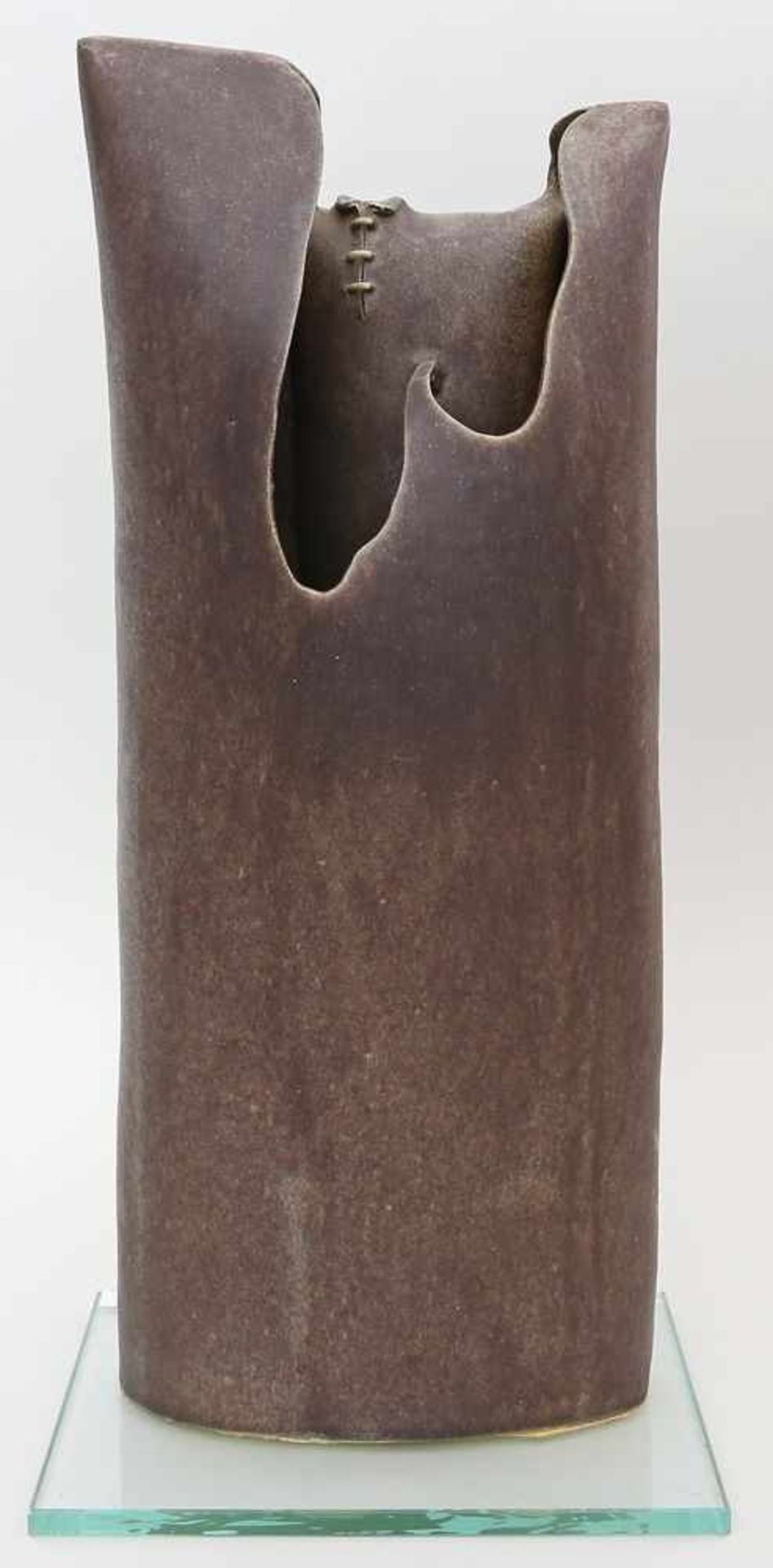 Keramikobjekt (20. Jh.)Keramik, braun gefasst, auf Glassockel montiert. H. ca. 49 cm.