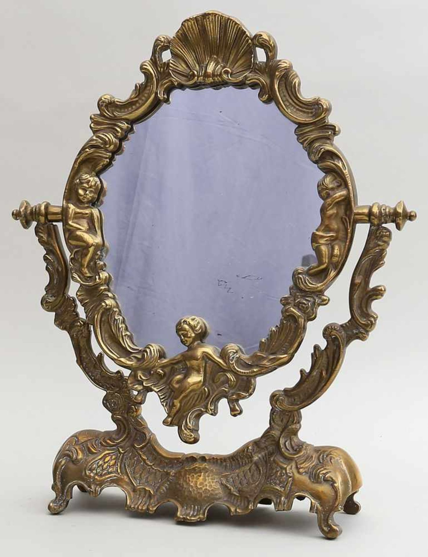 Tischspiegel im Barockstil (20. Jh.).Bronze mit Rocaillen- und Puttenrelief. H. 37 cm.