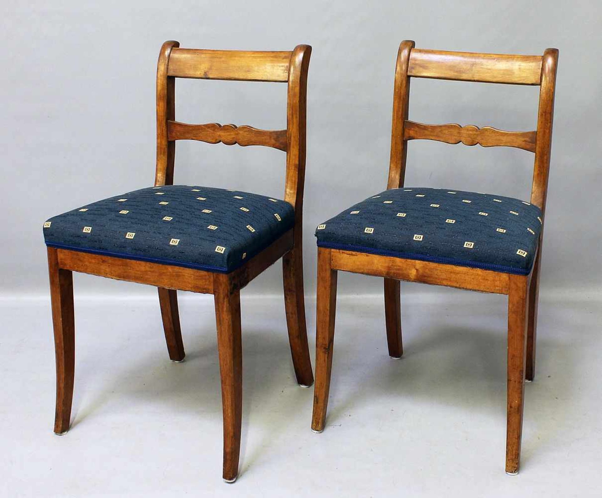 Paar Biedermeier-Stühle.Schlichte Formgebung. Holz, Sitzpolster mit Textilbezug. Alters- und