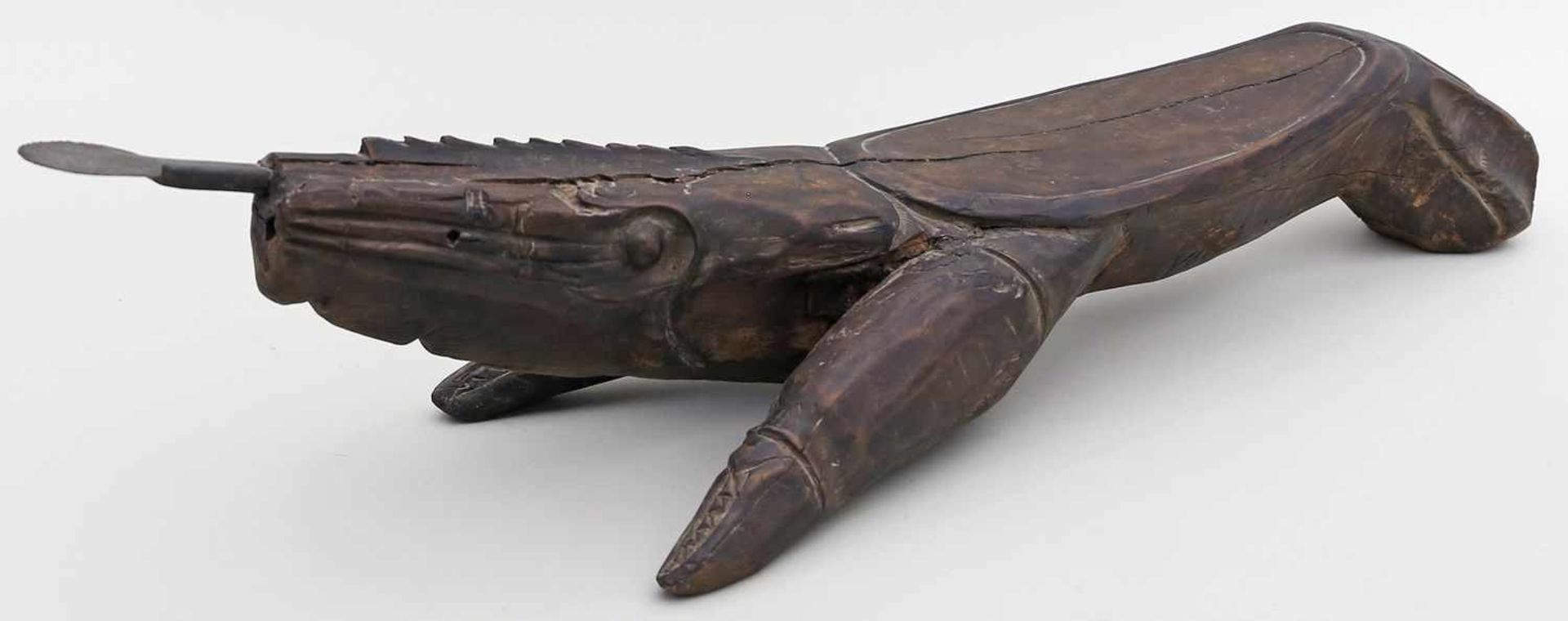 Kokosnuss-Raspler bzw. -Spalter in Form eines Sitzes.Holz, dunkel gefasst. Geschnitzt wohl in Form