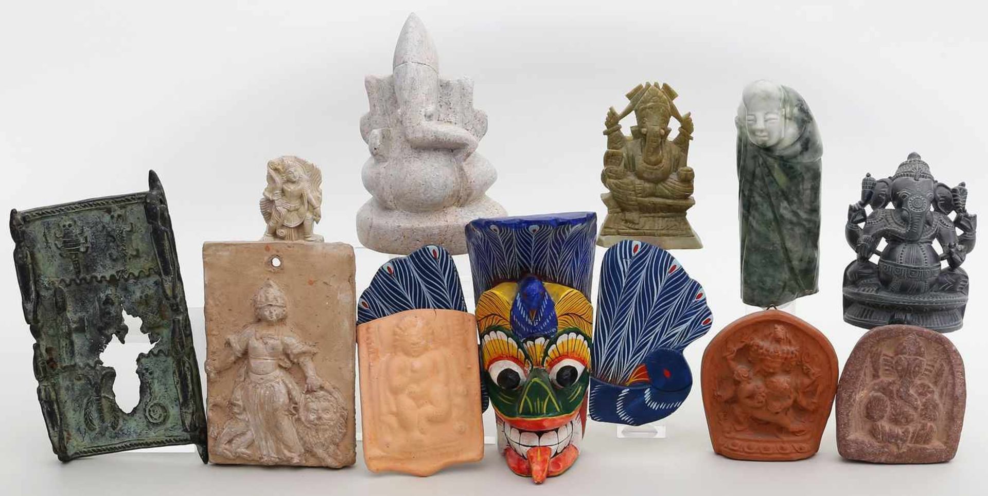 11 Raritäten.Dabei Darstellungen von Ganesha und weiteren Gottheiten sowie Reliefs und Skulpturen.