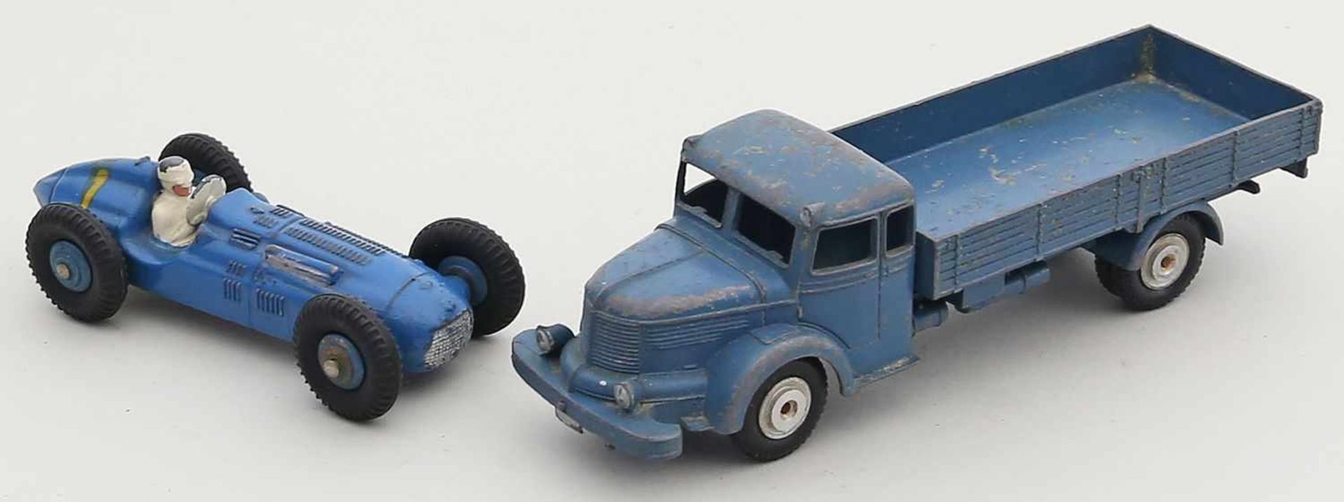 2 Spielzeugautos, 1:43:Märklin-LKW 8009 und Dinky Toys Talbot Lago Nr. 23 H. Bespielt und