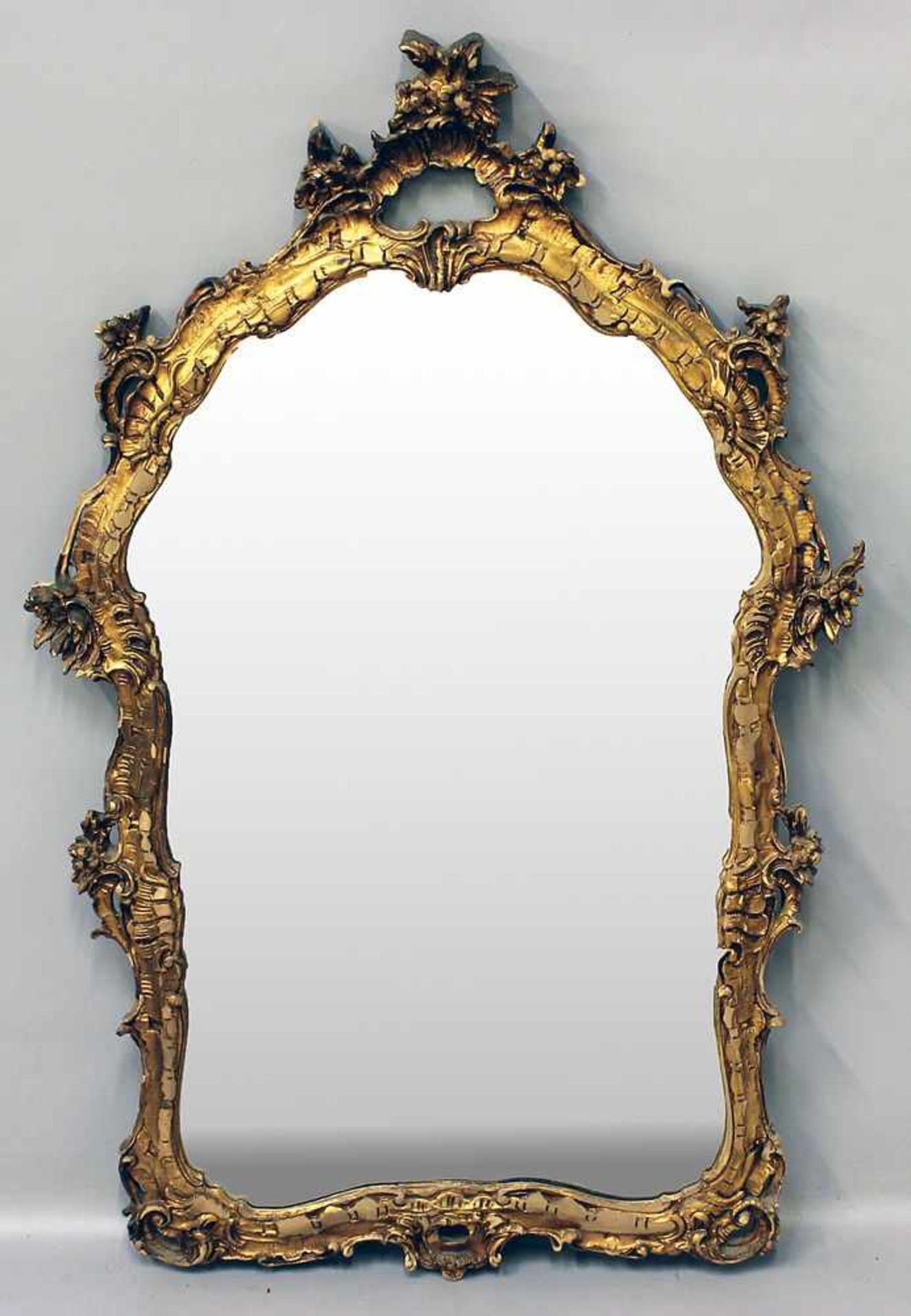 Spiegel im Rokokostil (20. Jh.).Vergoldete Rocaillenform (Vergoldung teils fehlend, best.). 100x